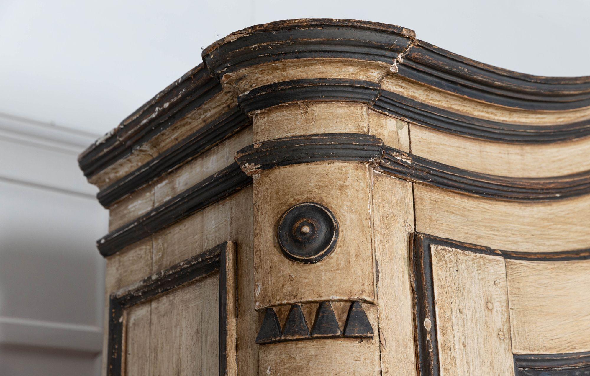 Grande armoire autrichienne peinte du 18ème siècle en vente 6