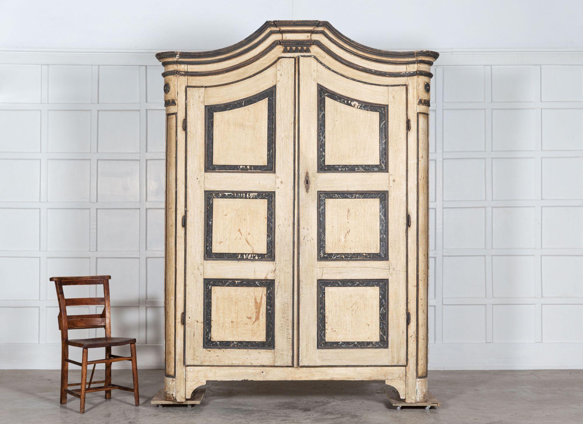 Grande armoire autrichienne peinte du 18ème siècle Bon état - En vente à Staffordshire, GB