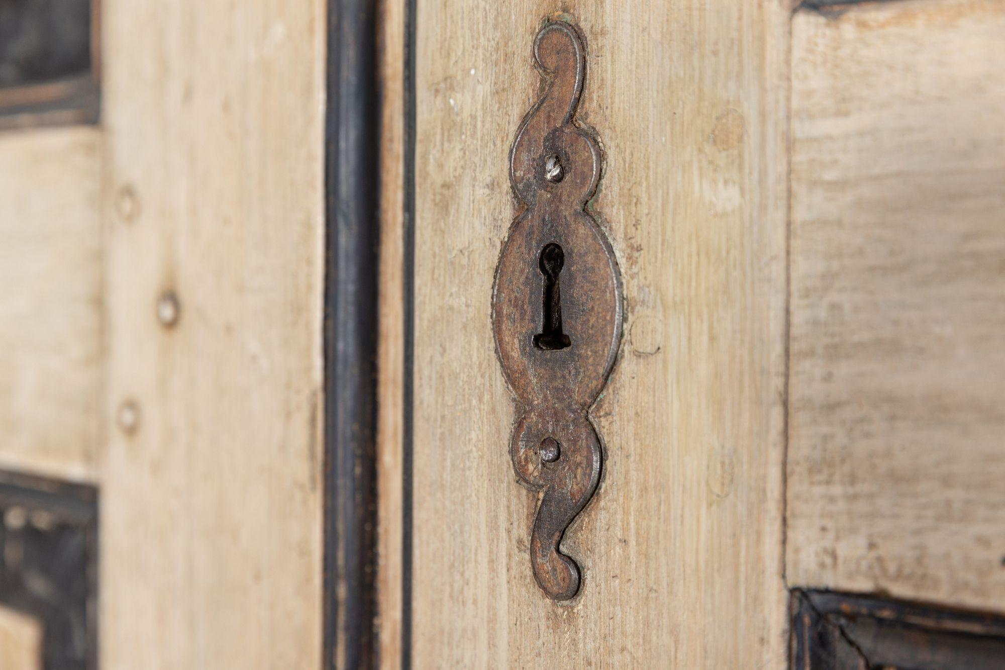 Grande armoire autrichienne peinte du 18ème siècle en vente 3