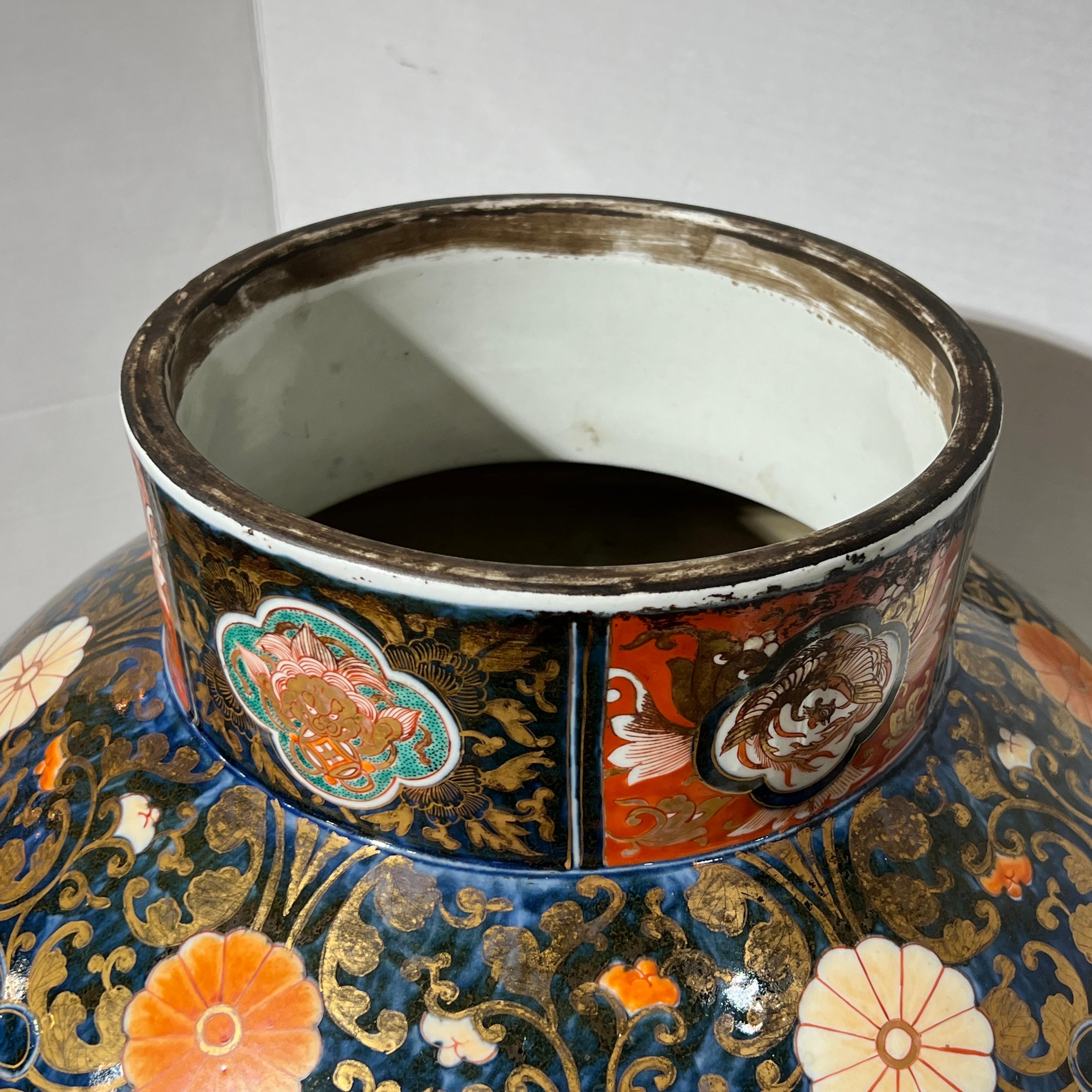 Grand vase japonais du 19ème siècle recouvert d'Imari 5