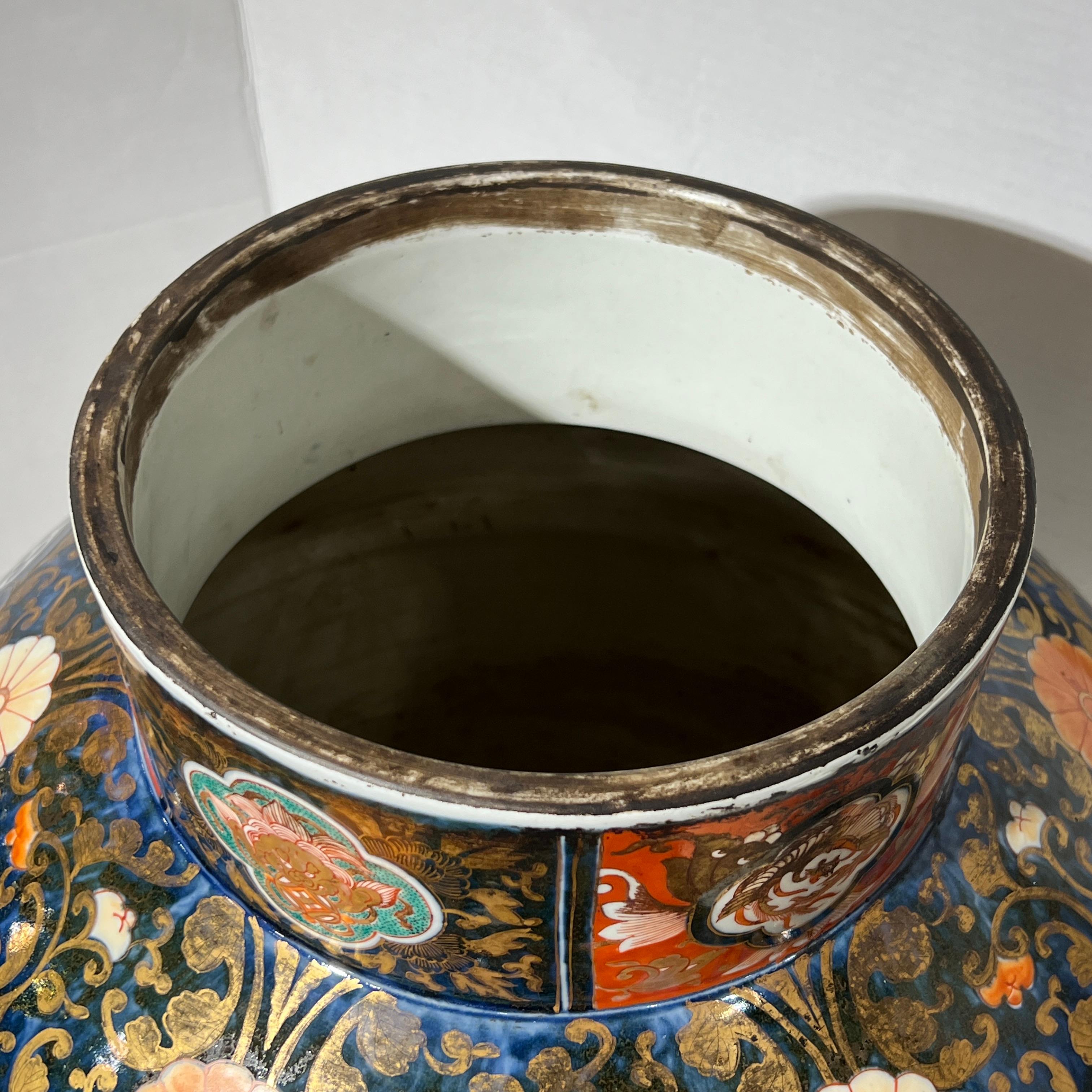 Grand vase japonais du 19ème siècle recouvert d'Imari 6