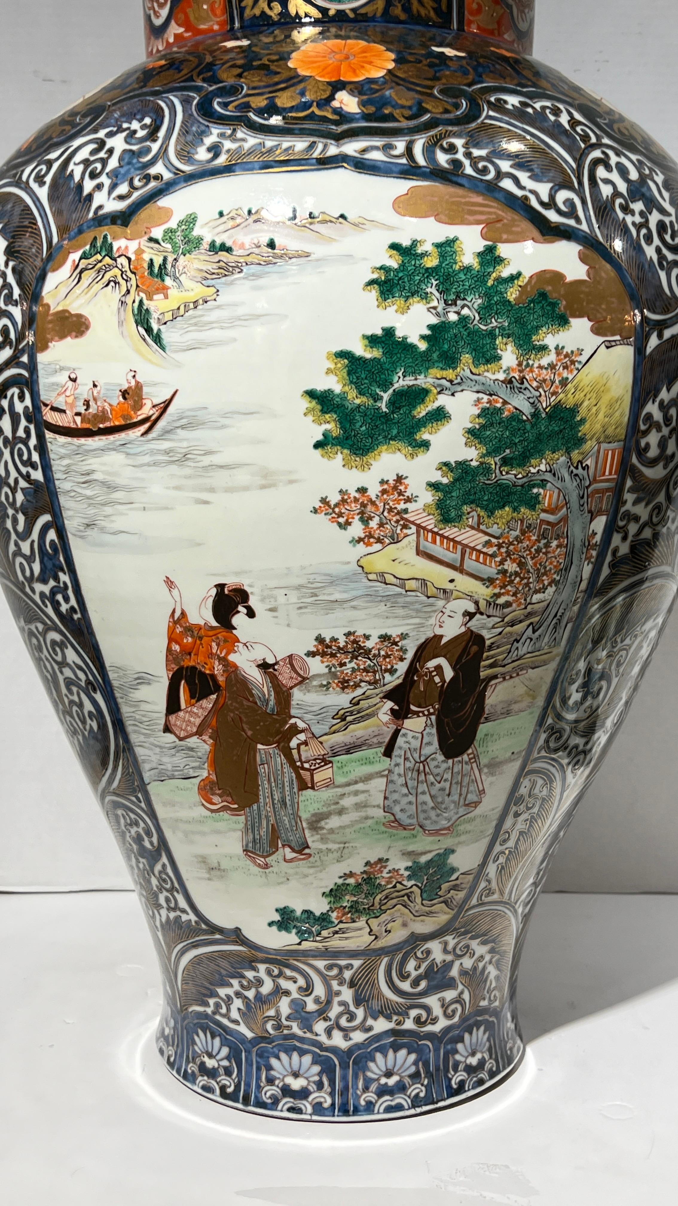 Japonais Grand vase japonais du 19ème siècle recouvert d'Imari