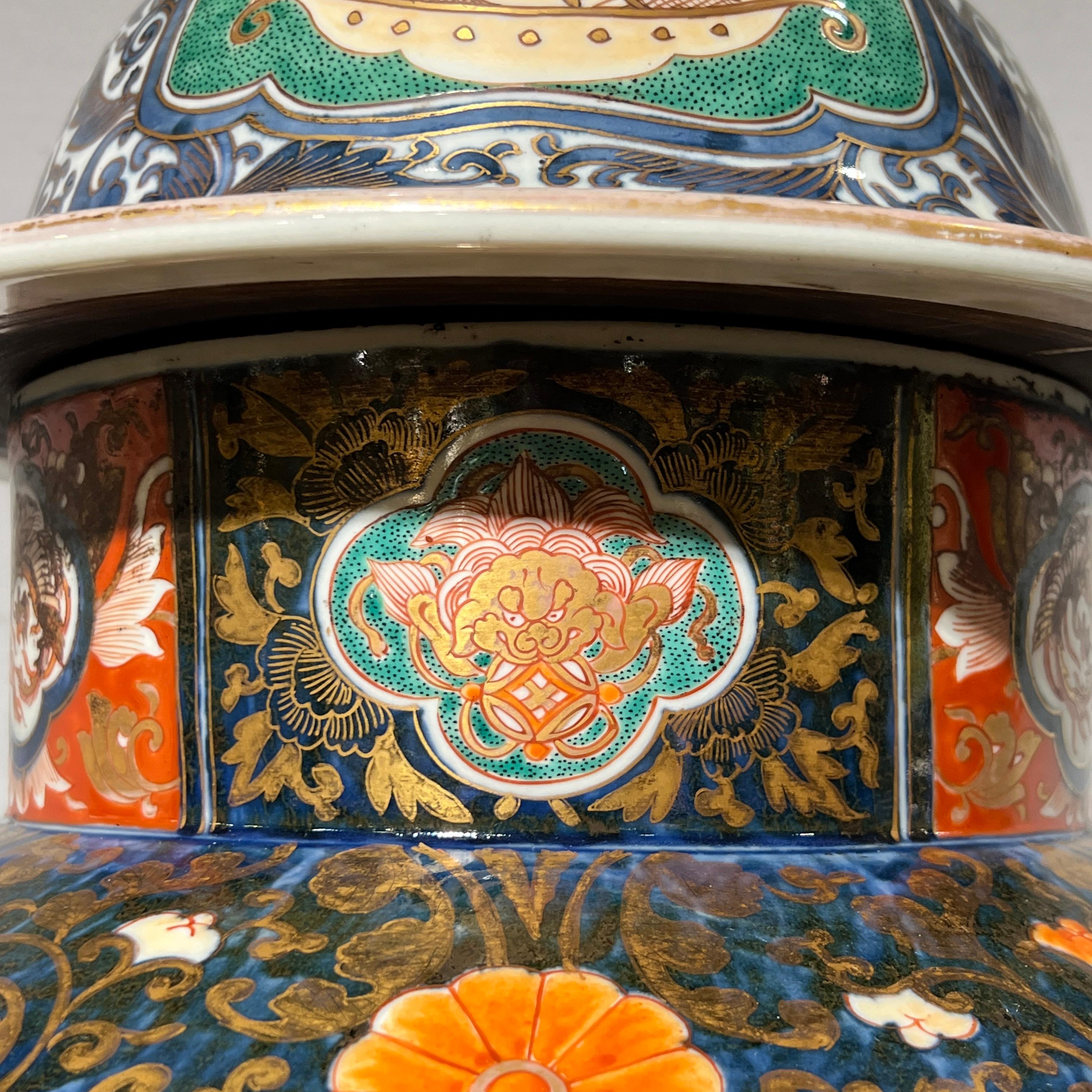 Large 19 century Japanese Imari covered vase For Sale 3