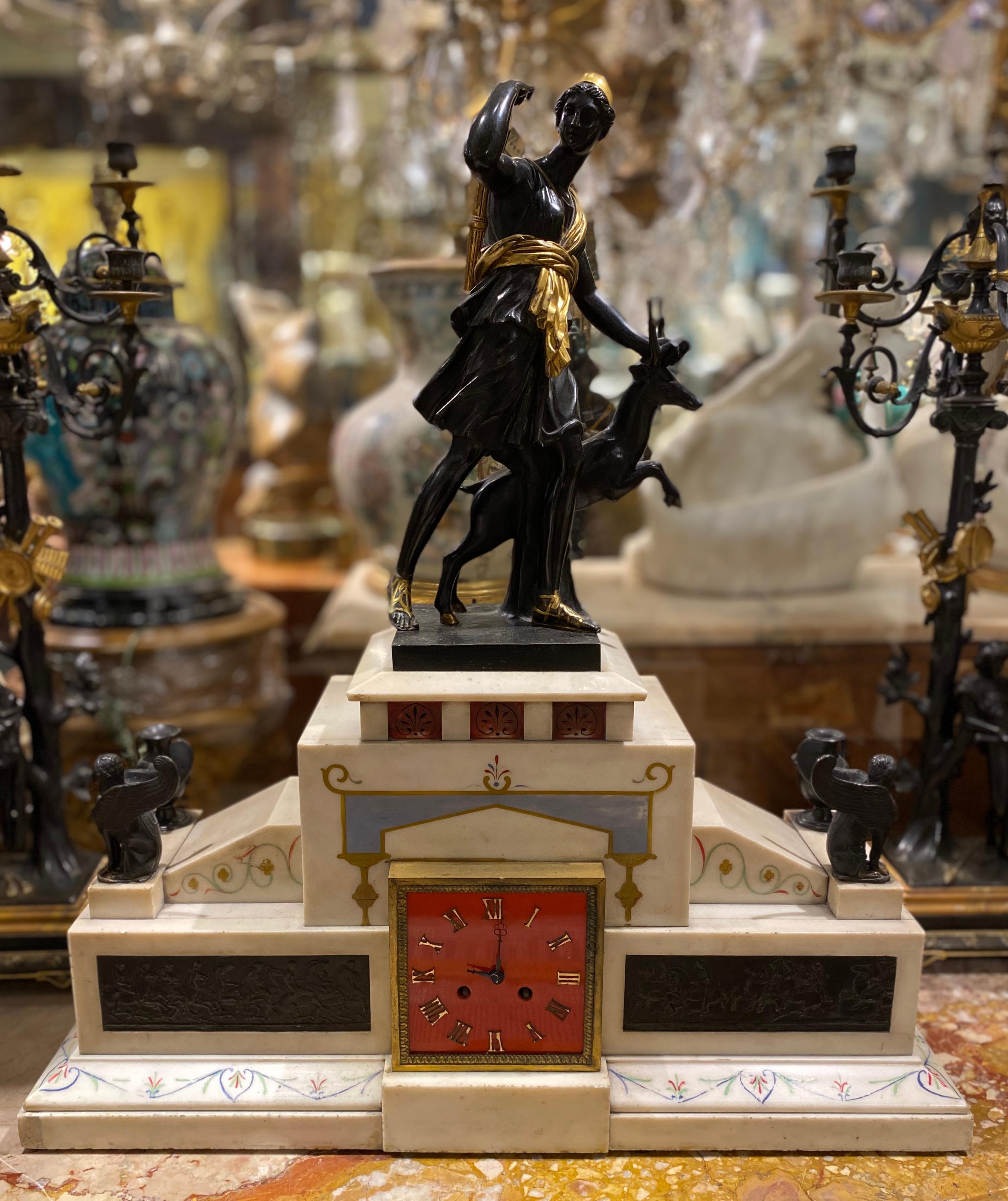 Neoclassico Grande orologio da tavolo neoclassico in bronzo e marmo del XIX secolo in vendita