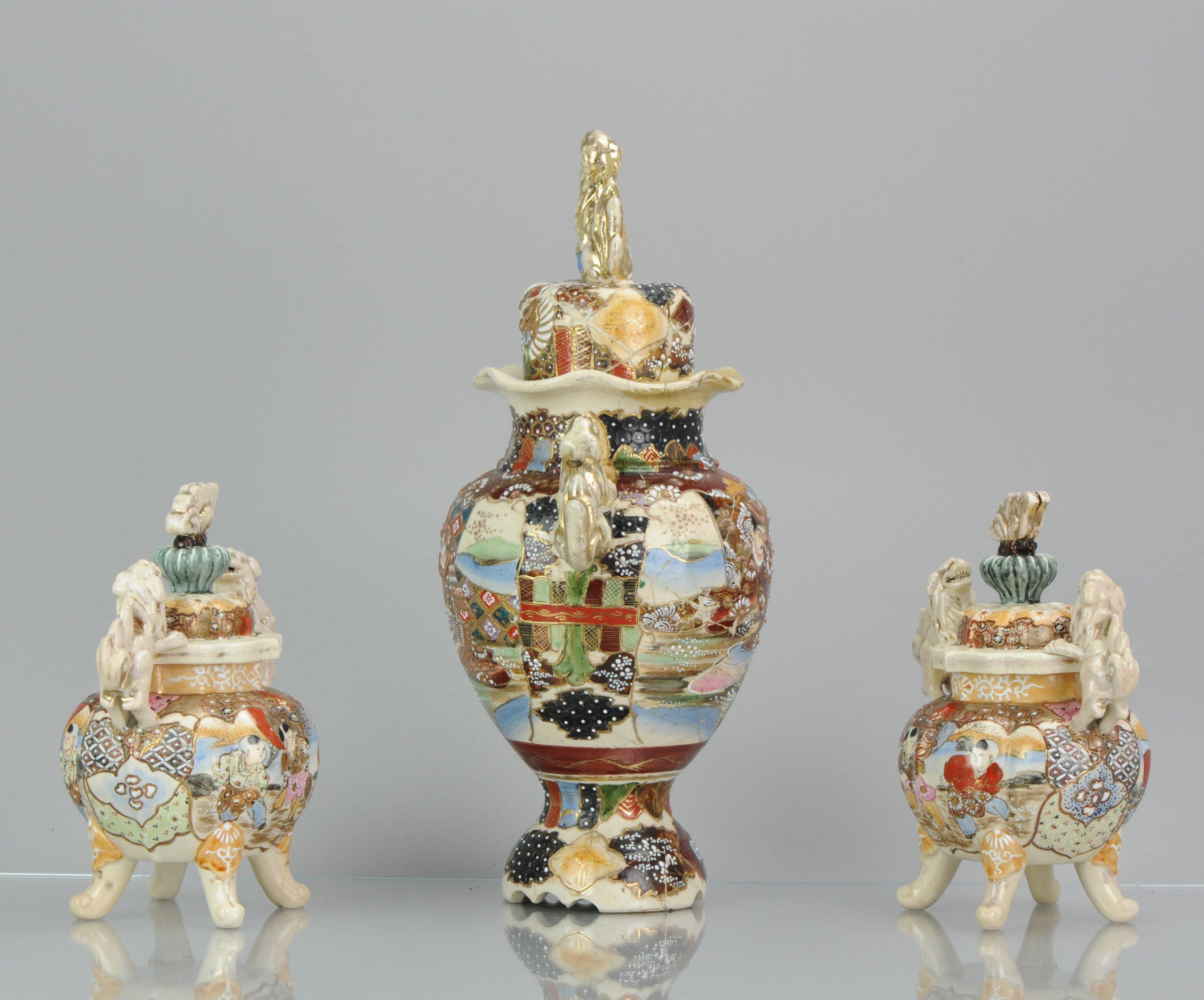 Large 1900-1930 Satsuma Antique Garniture Japanese Colorful Vases, Japan For Sale 4