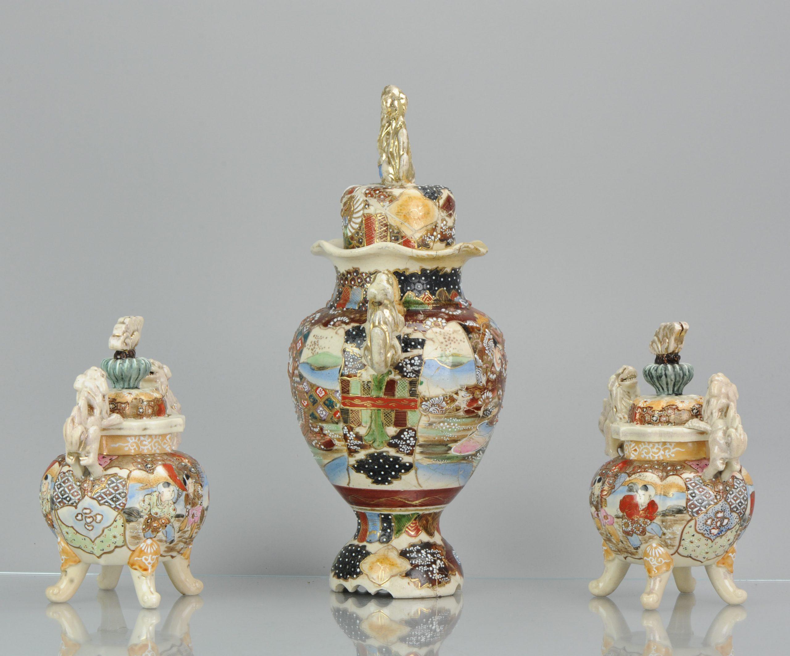 Large 1900-1930 Satsuma Antique Garniture Japanese Colorful Vases, Japan For Sale 5