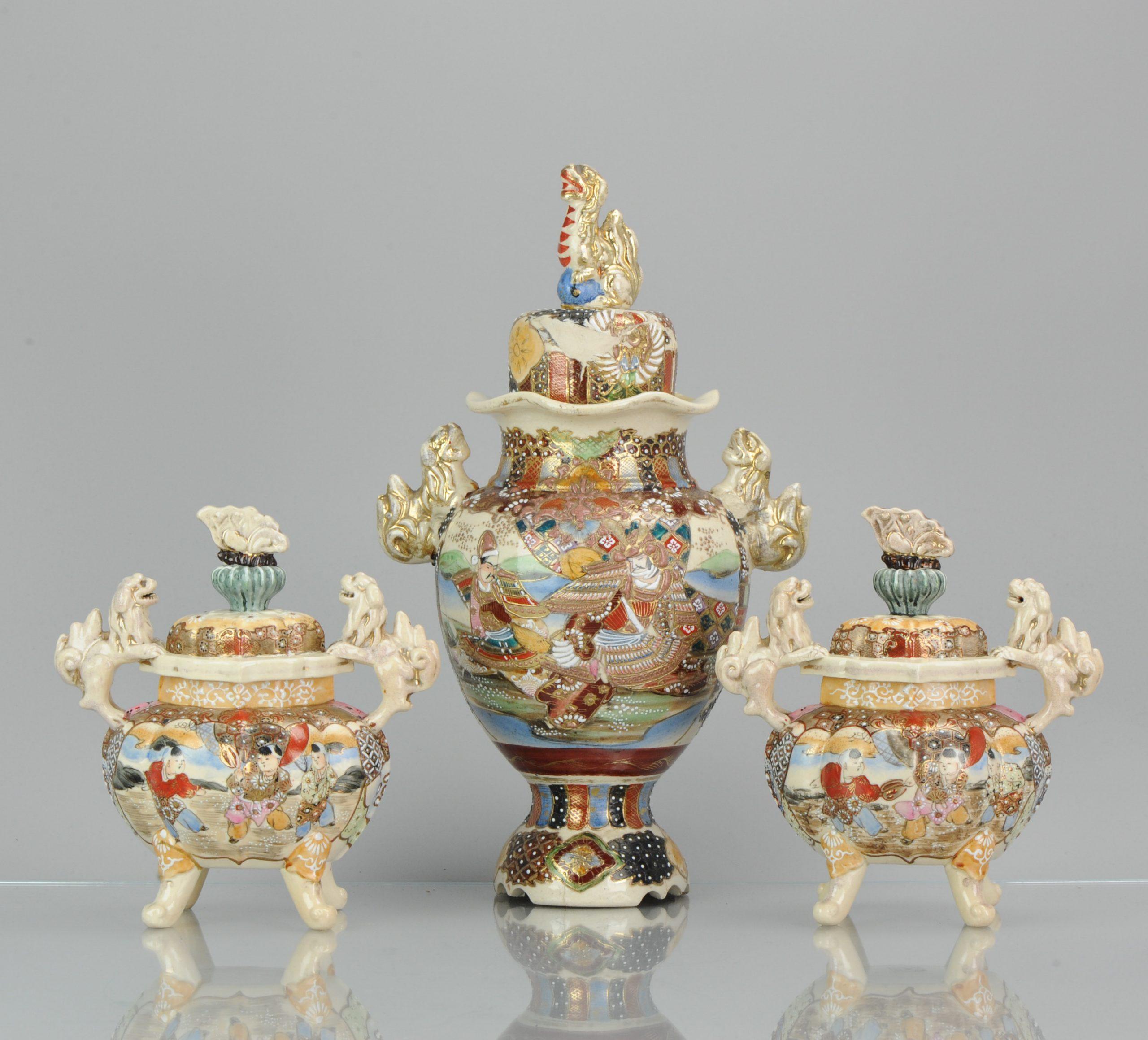 De belles pièces, un bel ajout à l'intérieur.


Condit
Le plus grand vase, le couvercle et le vase ont été restaurés, ainsi que le pied. Petits vases en bon état, seul un éclat au nez d'un des chiens. Taille : 200-350 mm de haut.
Période
vers