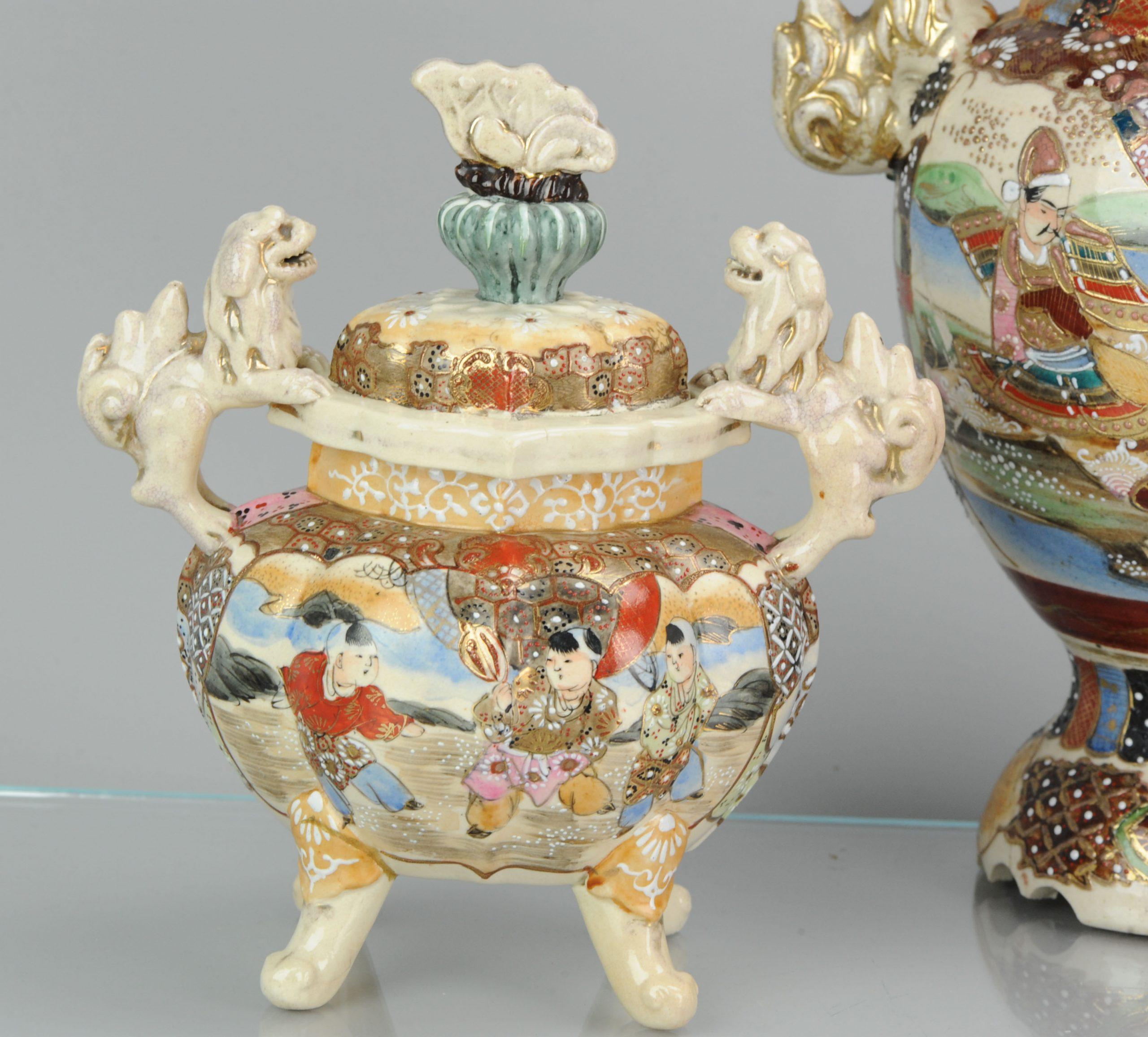 Large 1900-1930 Satsuma Antique Garniture Japanese Colorful Vases, Japan For Sale 2