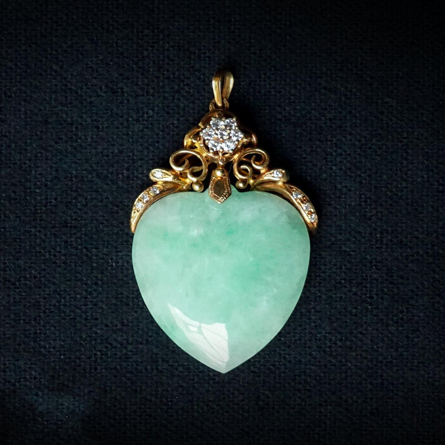 Large, 1900s Victorian Gold and Jade Heart Pendant with Brilliant Cut Diamonds In Good Condition In Haarlem, NL