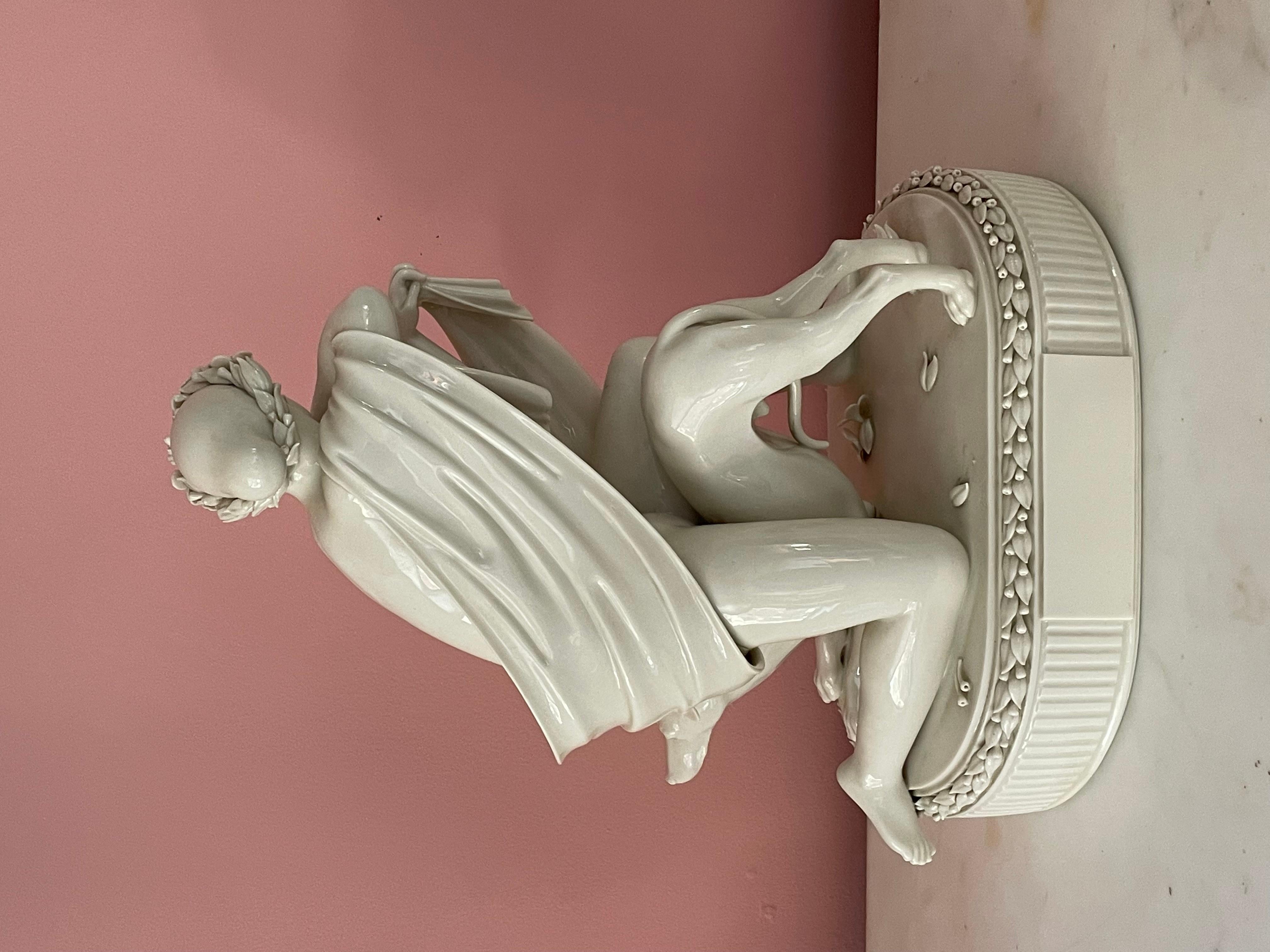 Néo-classique Grande sculpture danoise en porcelaine des années 1920 en vente
