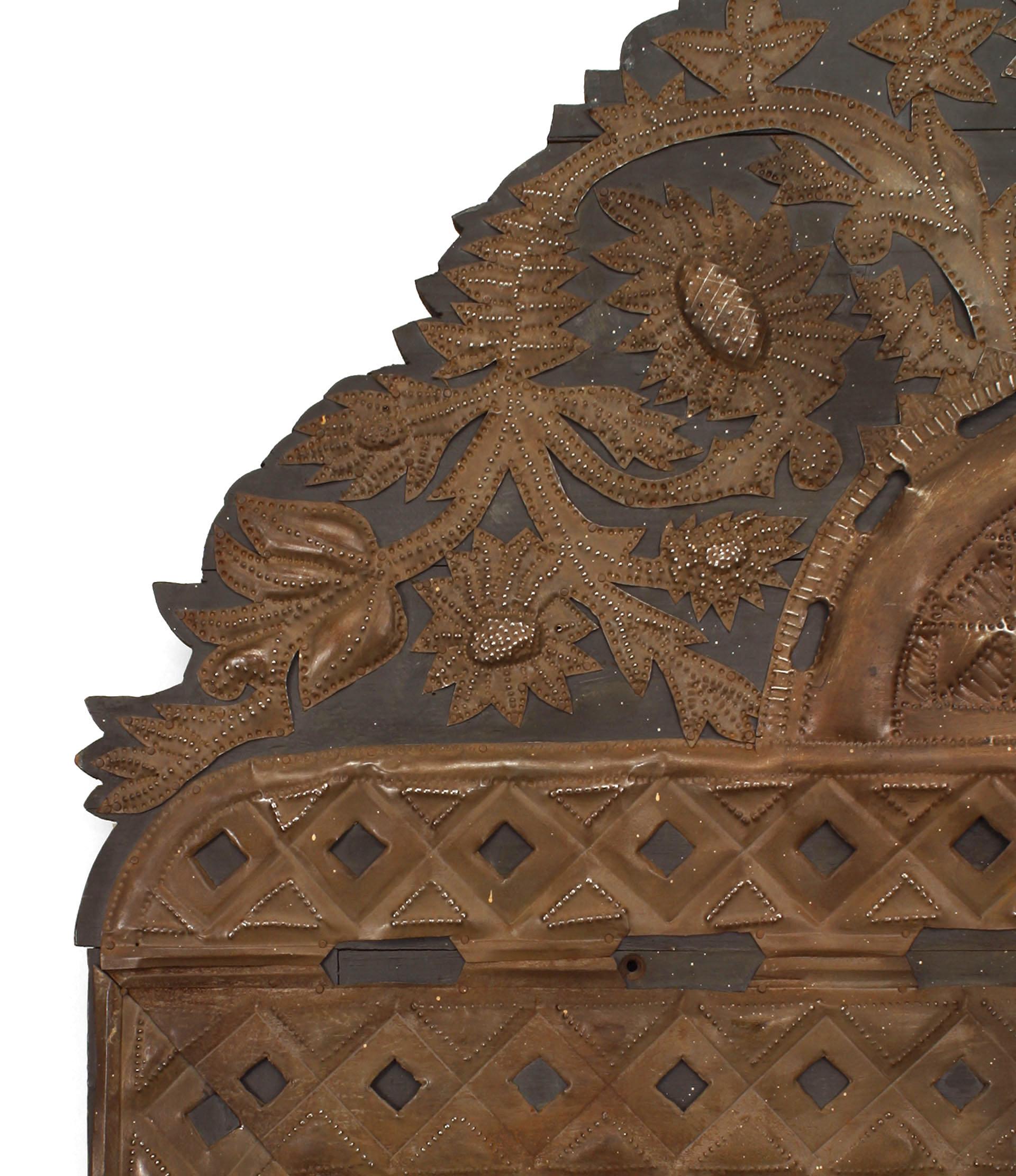 Arte popolare Specchio da parete messicano in metallo stampato e legno ebanizzato con frontone in vendita