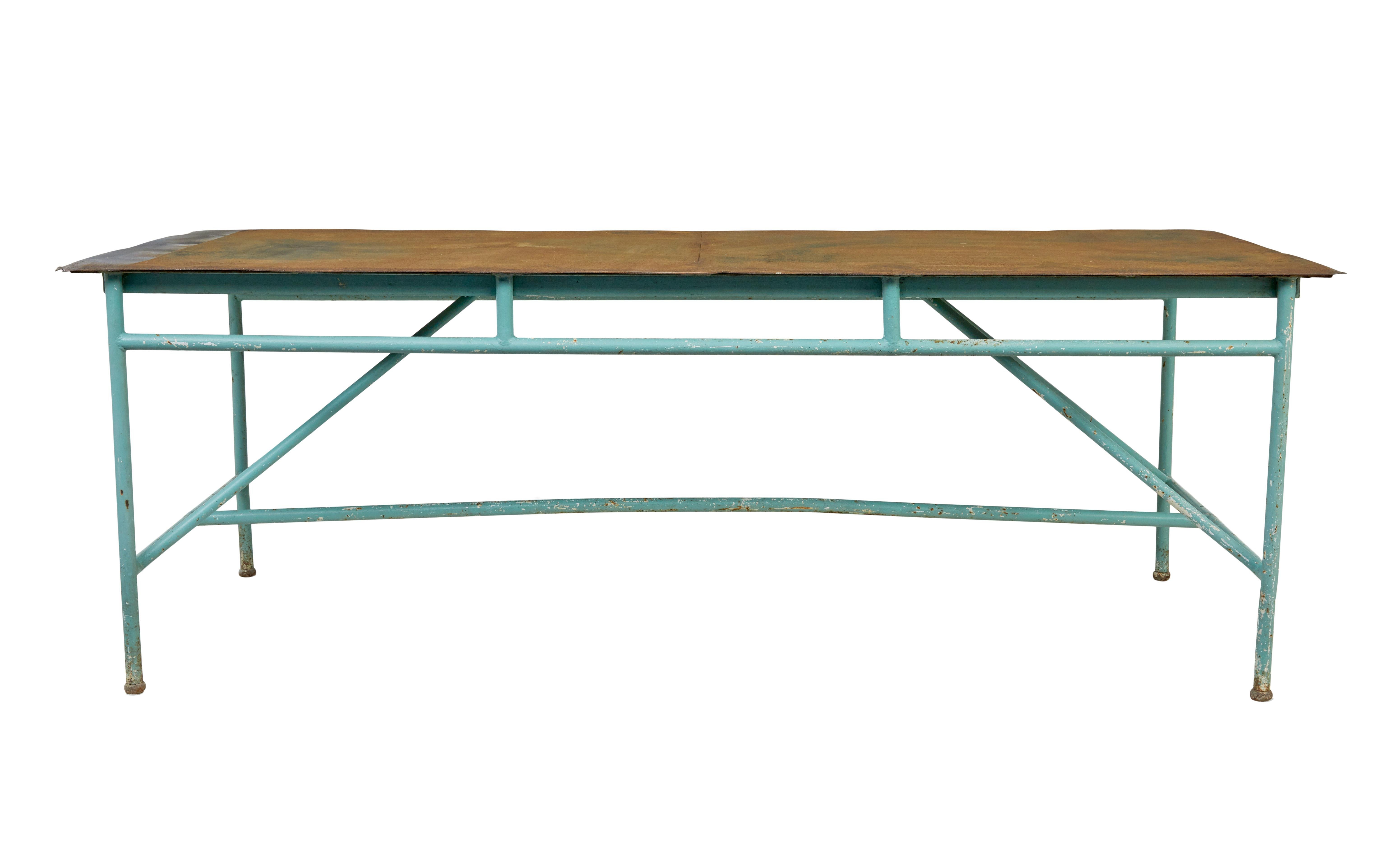 Gran mesa industrial de acero pintado de los años 20

Aquí presentamos una mesa única que se encontró en nuestra localidad.  Amplia base tubular original pintada con delantal de apoyo y camillas..  Superficie superior fina de acero.

Hemos optado