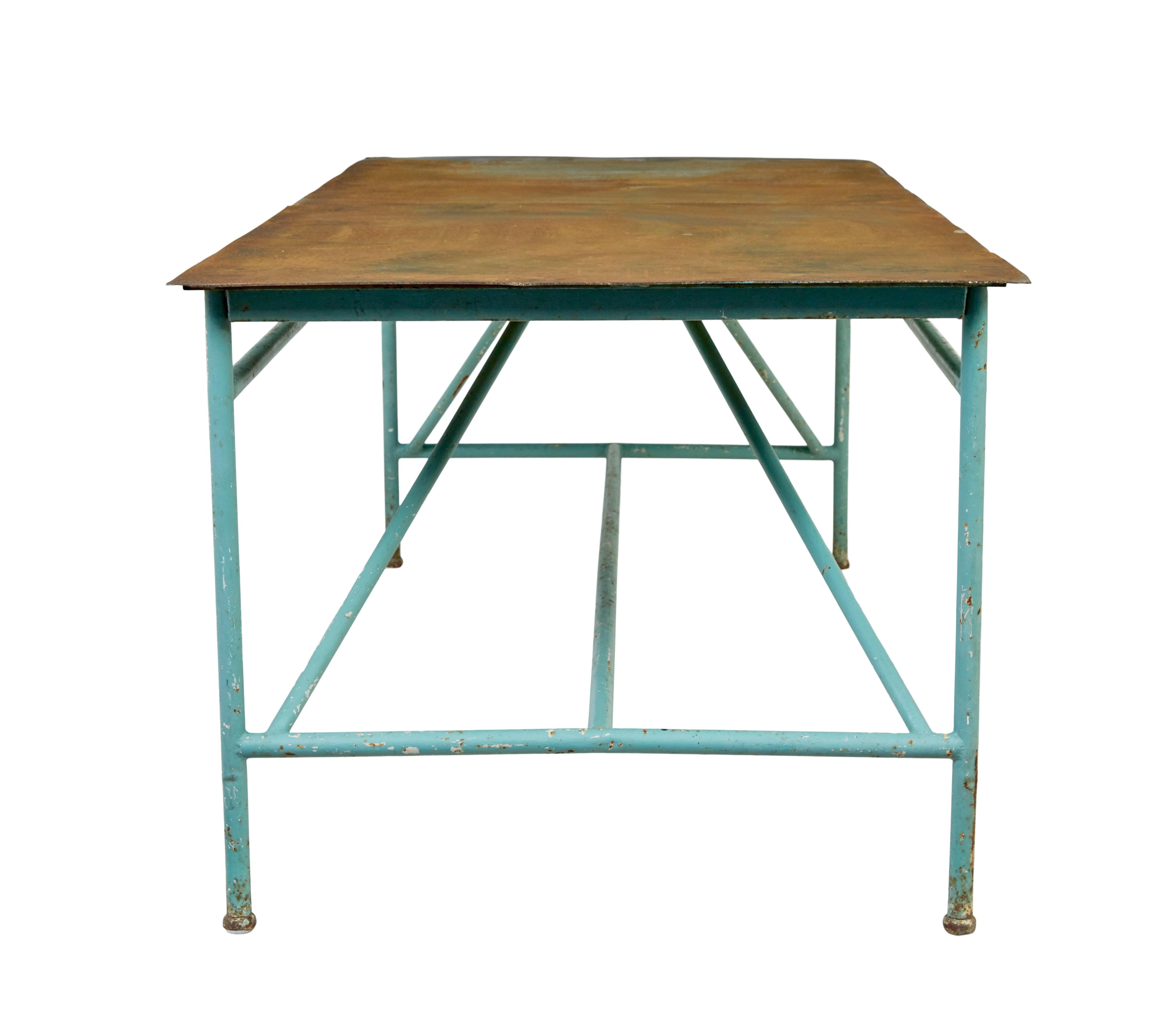 Gran mesa industrial de acero pintado de los años 20 Hecho a mano en venta