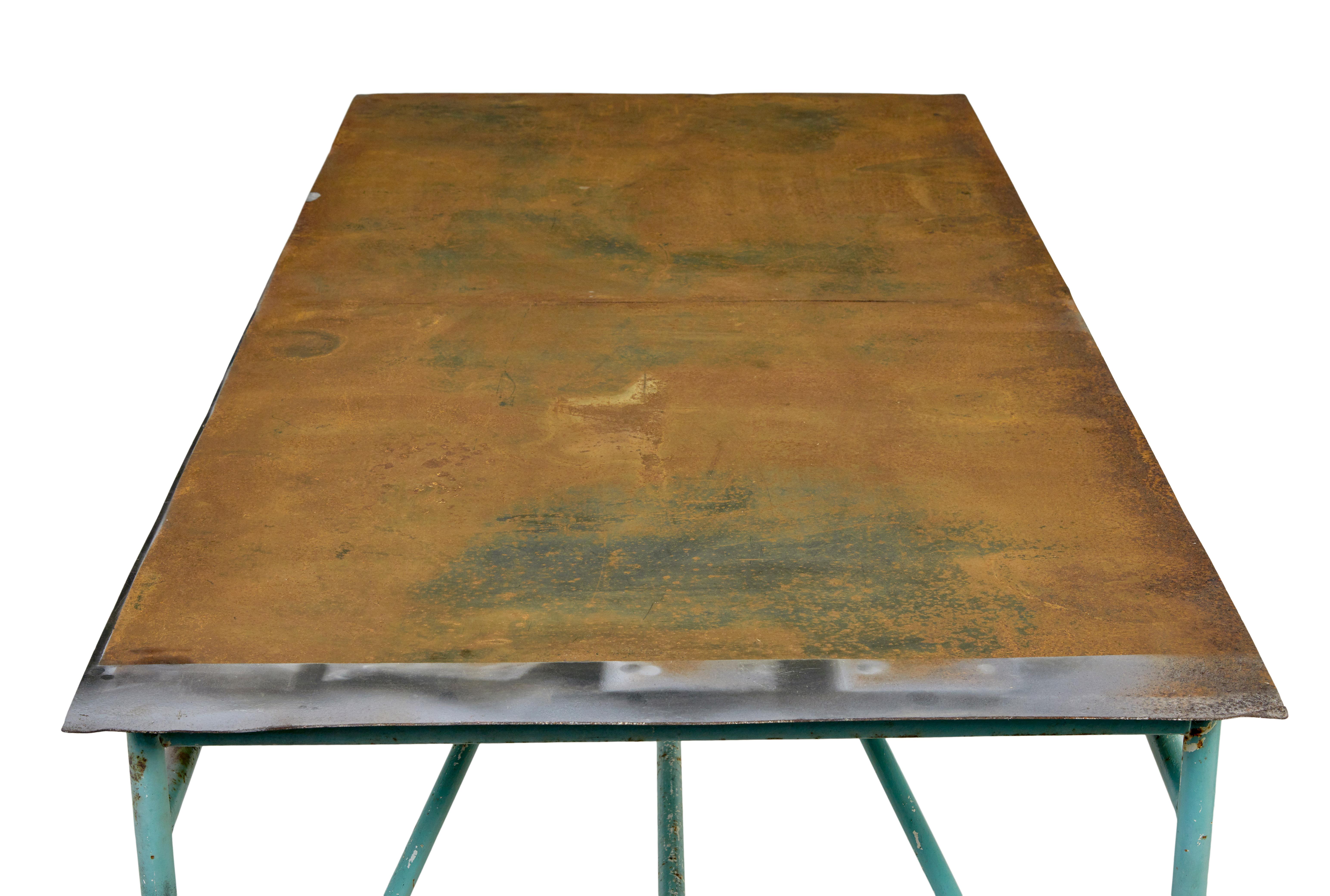 Gran mesa industrial de acero pintado de los años 20 siglo XX en venta