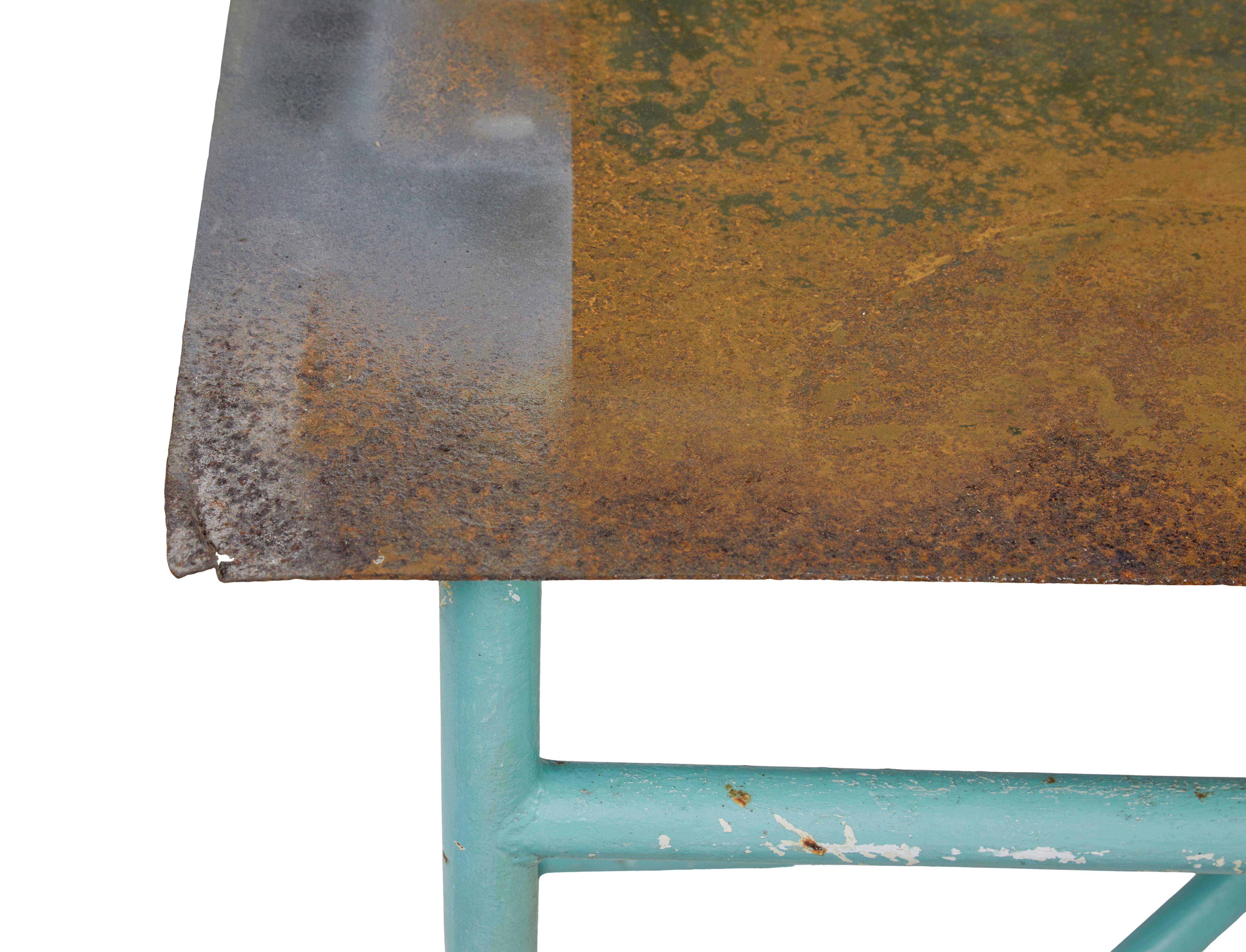 Gran mesa industrial de acero pintado de los años 20 Acero en venta