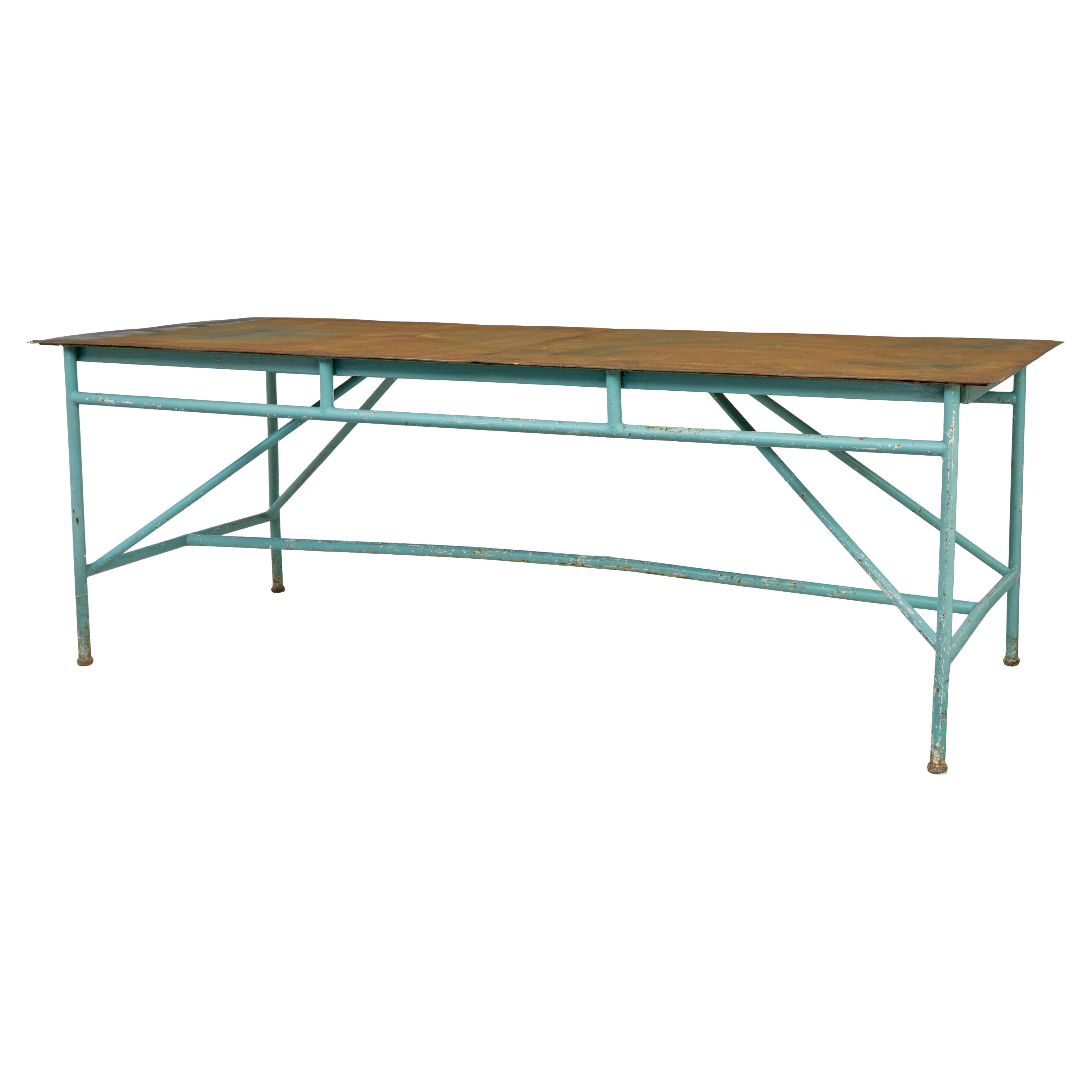 Gran mesa industrial de acero pintado de los años 20