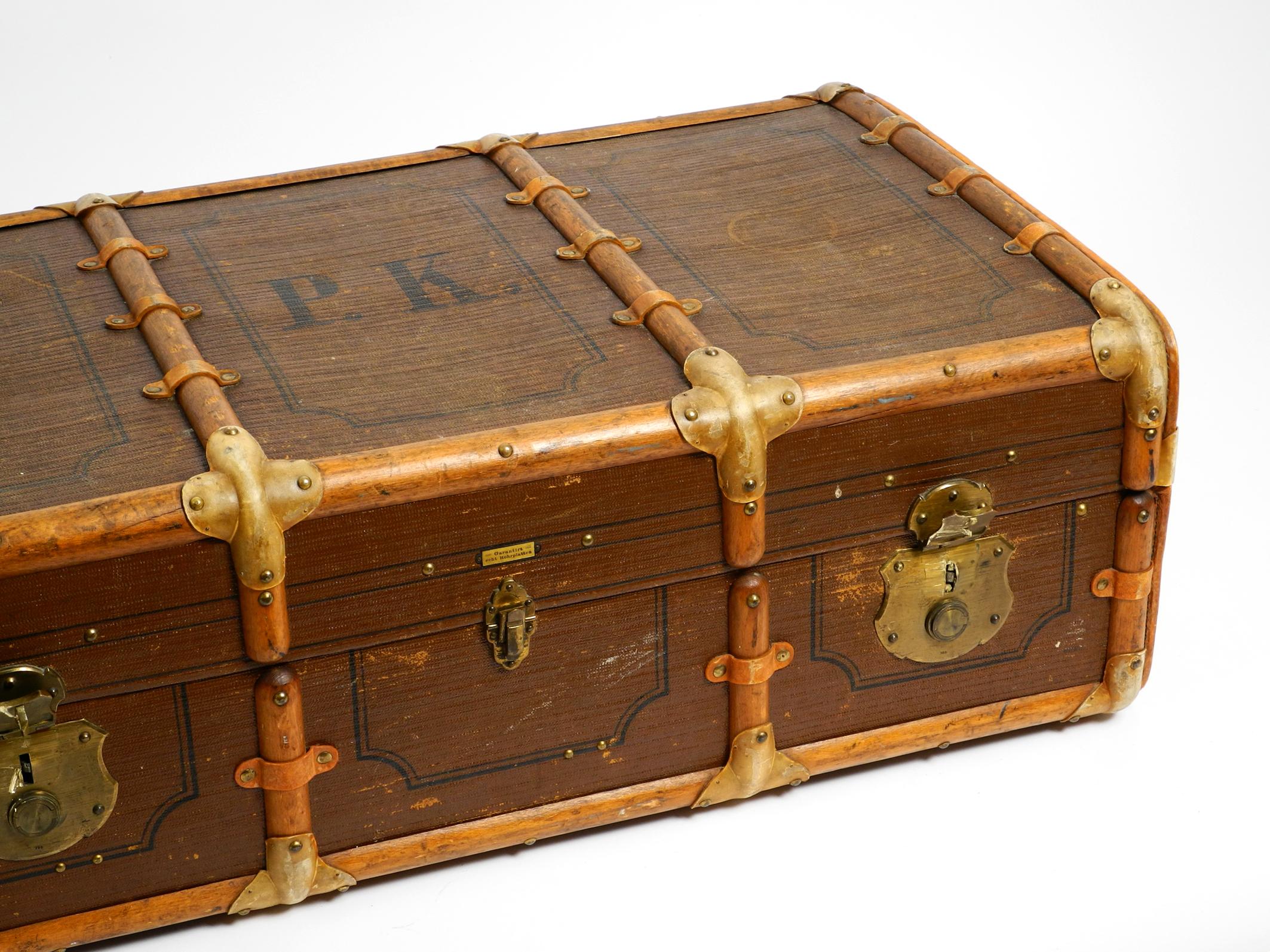 Grande valise en bois des années 1920 en fantastique état pouvant être utilisée comme table basse en vente 5