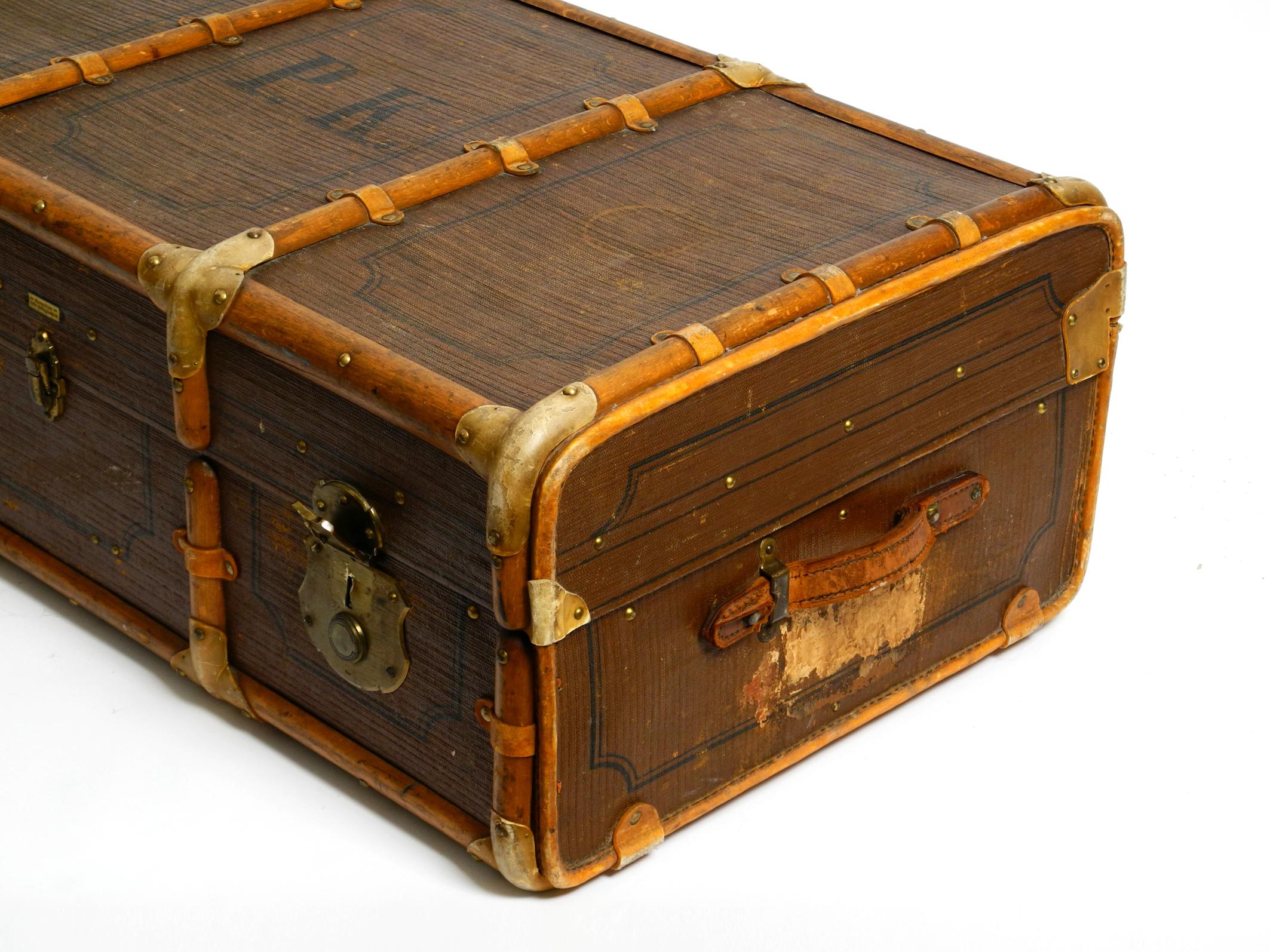 Grande valise en bois des années 1920 en fantastique état pouvant être utilisée comme table basse en vente 6