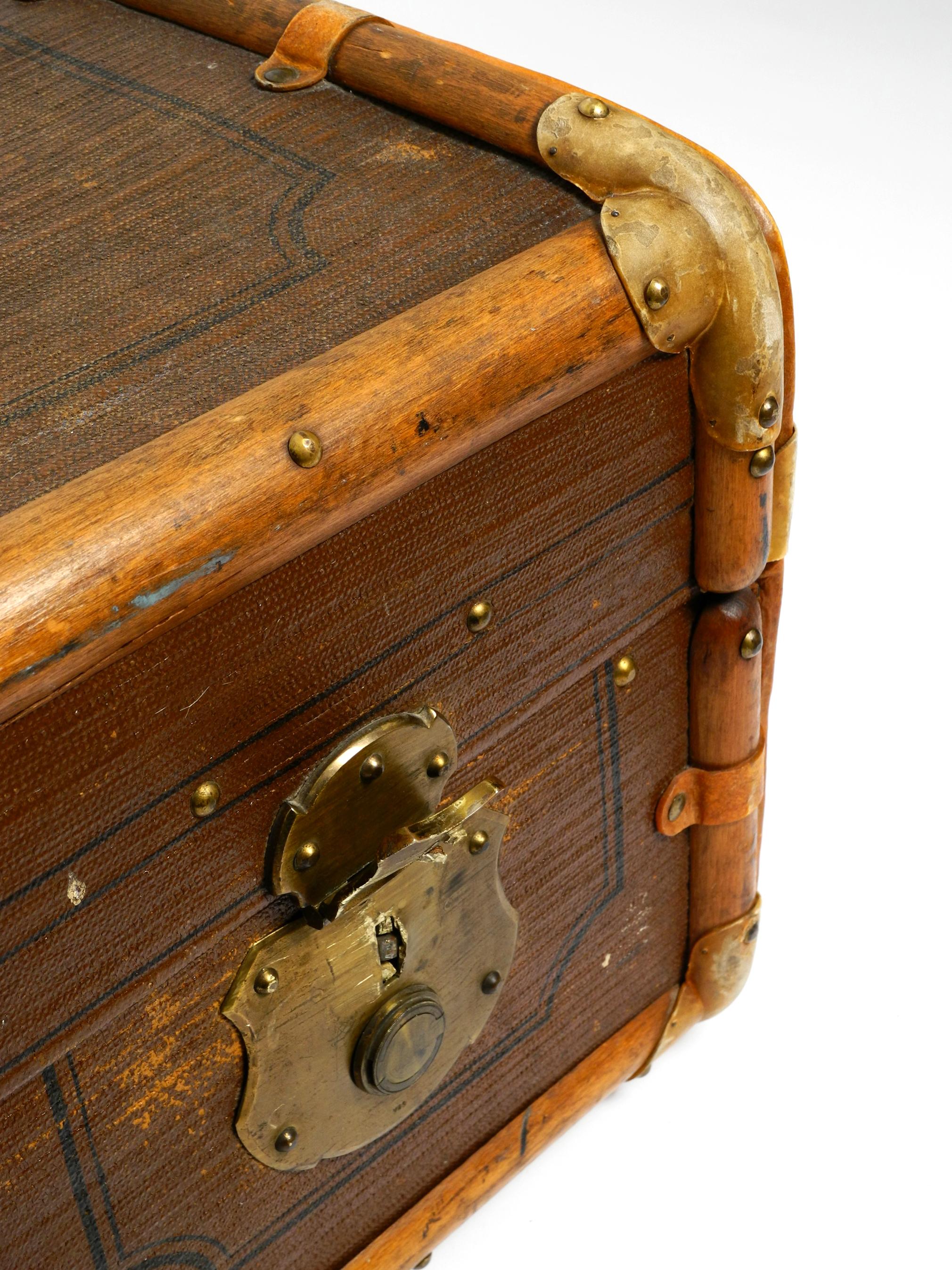 Grande valise en bois des années 1920 en fantastique état pouvant être utilisée comme table basse en vente 7