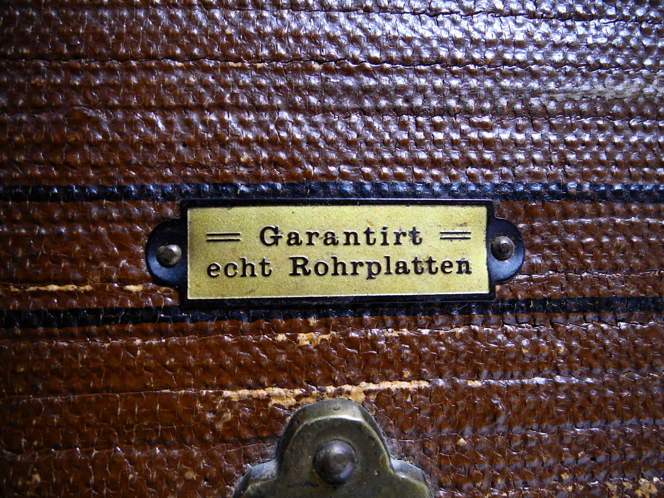 Grande valise en bois des années 1920 en fantastique état pouvant être utilisée comme table basse en vente 8
