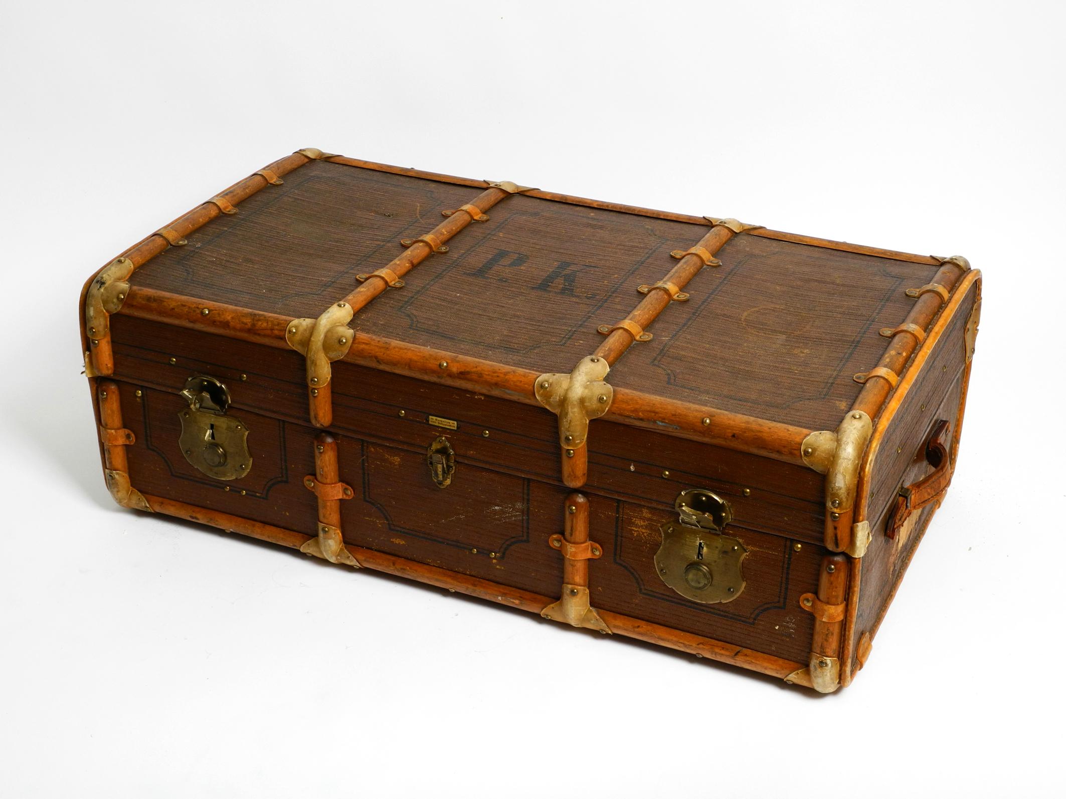 Grande valise en bois des années 1920 en fantastique état pouvant être utilisée comme table basse en vente 9