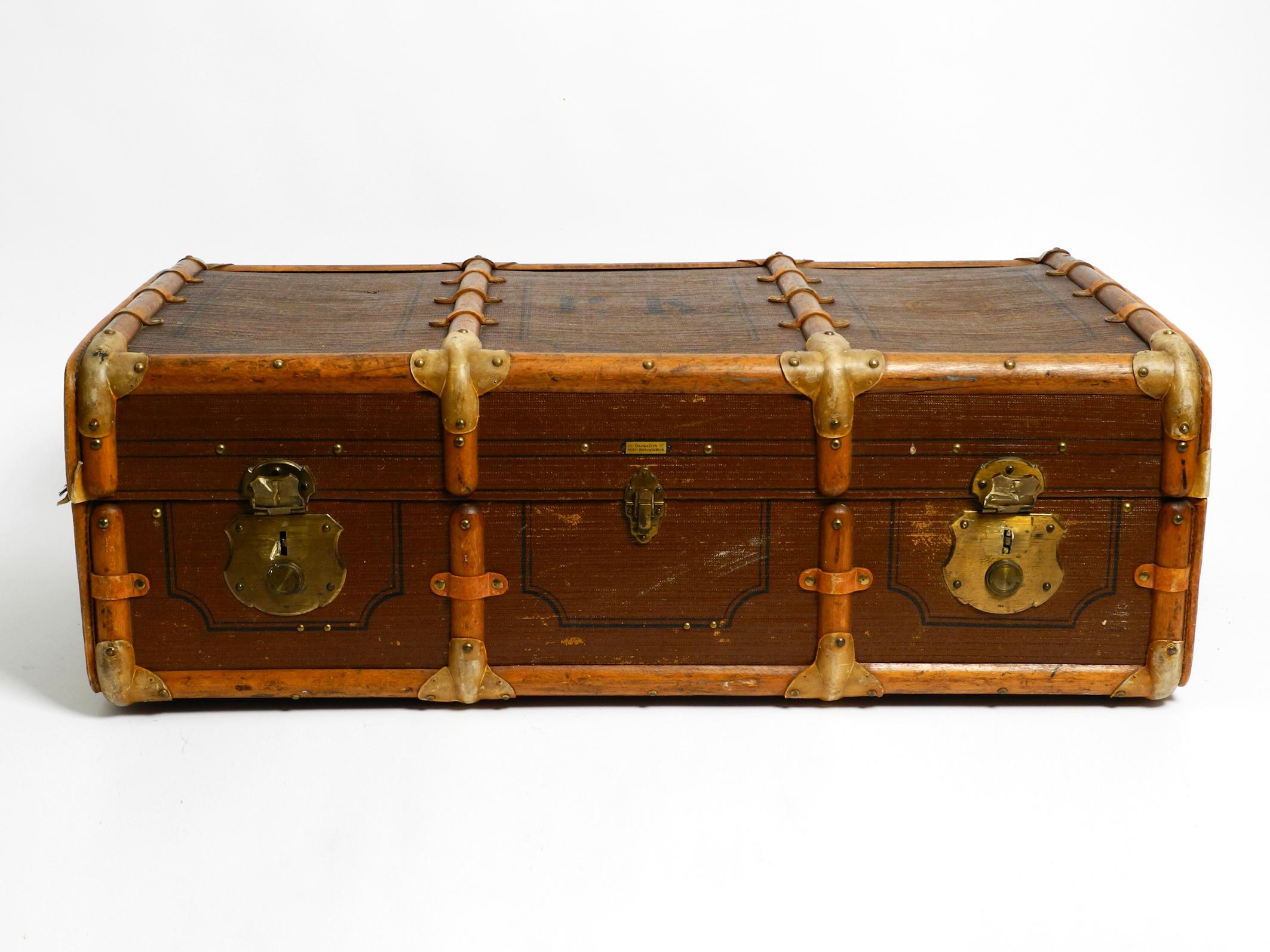 Grande valise en bois des années 1920 en fantastique état pouvant être utilisée comme table basse en vente 10