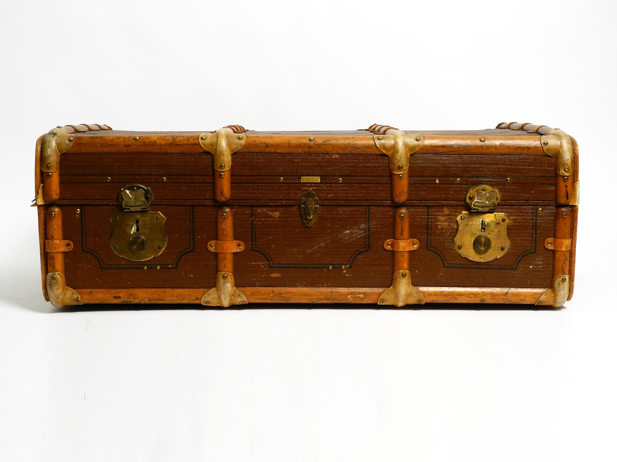 Grande valise en bois des années 1920 en fantastique état pouvant être utilisée comme table basse en vente 11