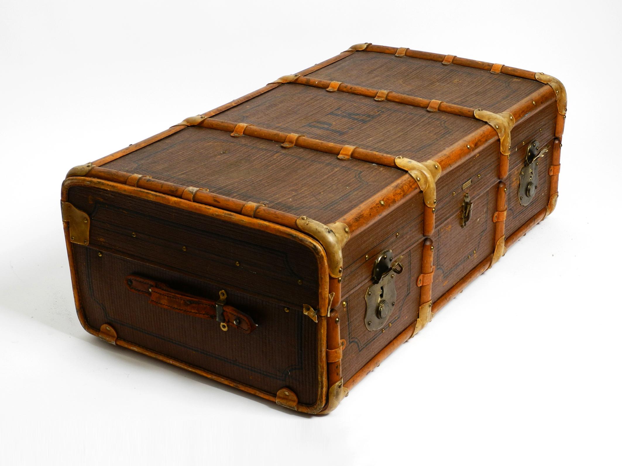 Large 1920s wooden suitcase in fantastically condition usable as a coffee table For Sale 10
