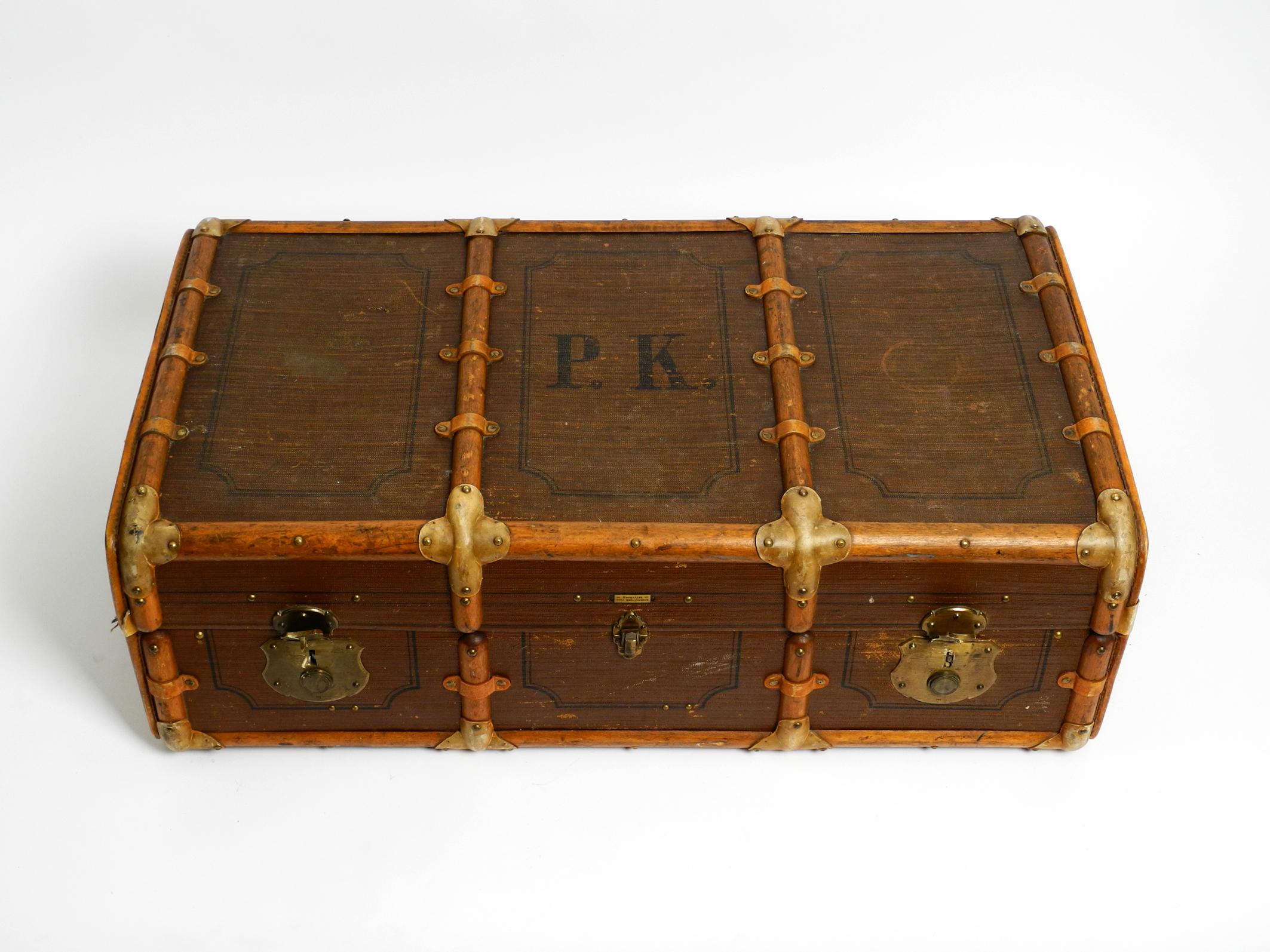Allemand Grande valise en bois des années 1920 en fantastique état pouvant être utilisée comme table basse en vente