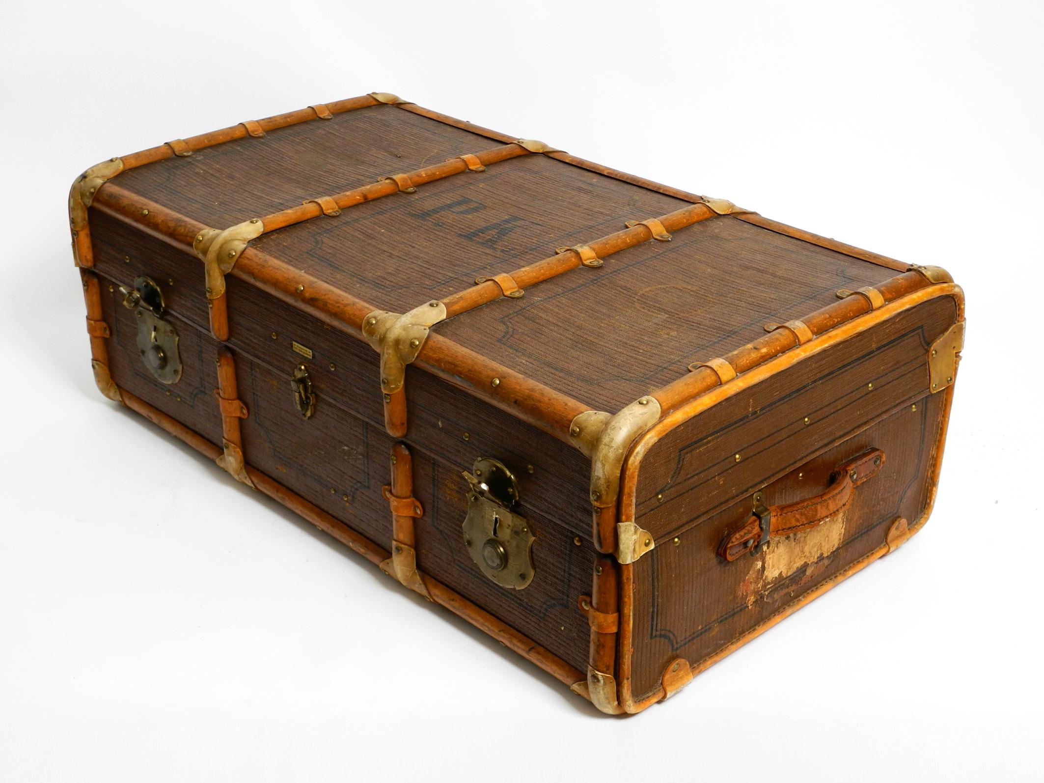 Grande valise en bois des années 1920 en fantastique état pouvant être utilisée comme table basse Bon état - En vente à München, DE