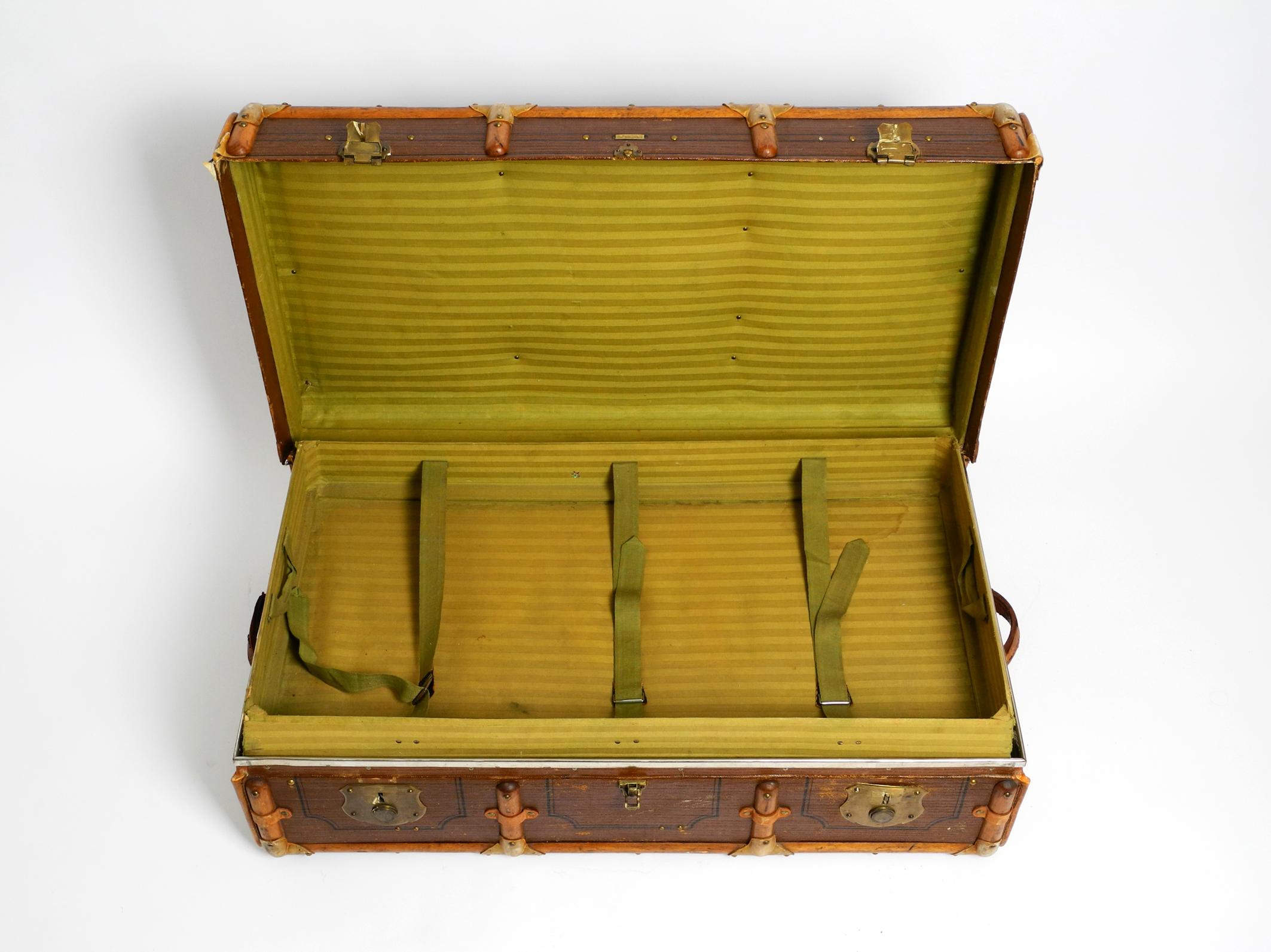 Laiton Grande valise en bois des années 1920 en fantastique état pouvant être utilisée comme table basse en vente