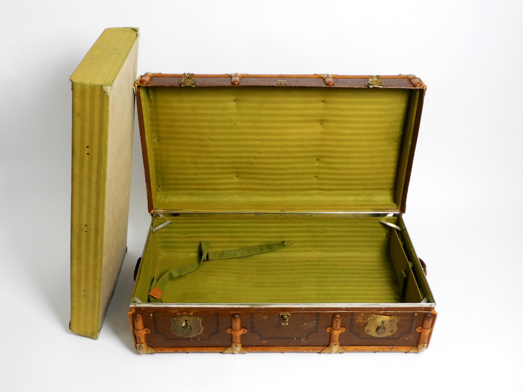 Grande valise en bois des années 1920 en fantastique état pouvant être utilisée comme table basse en vente 1