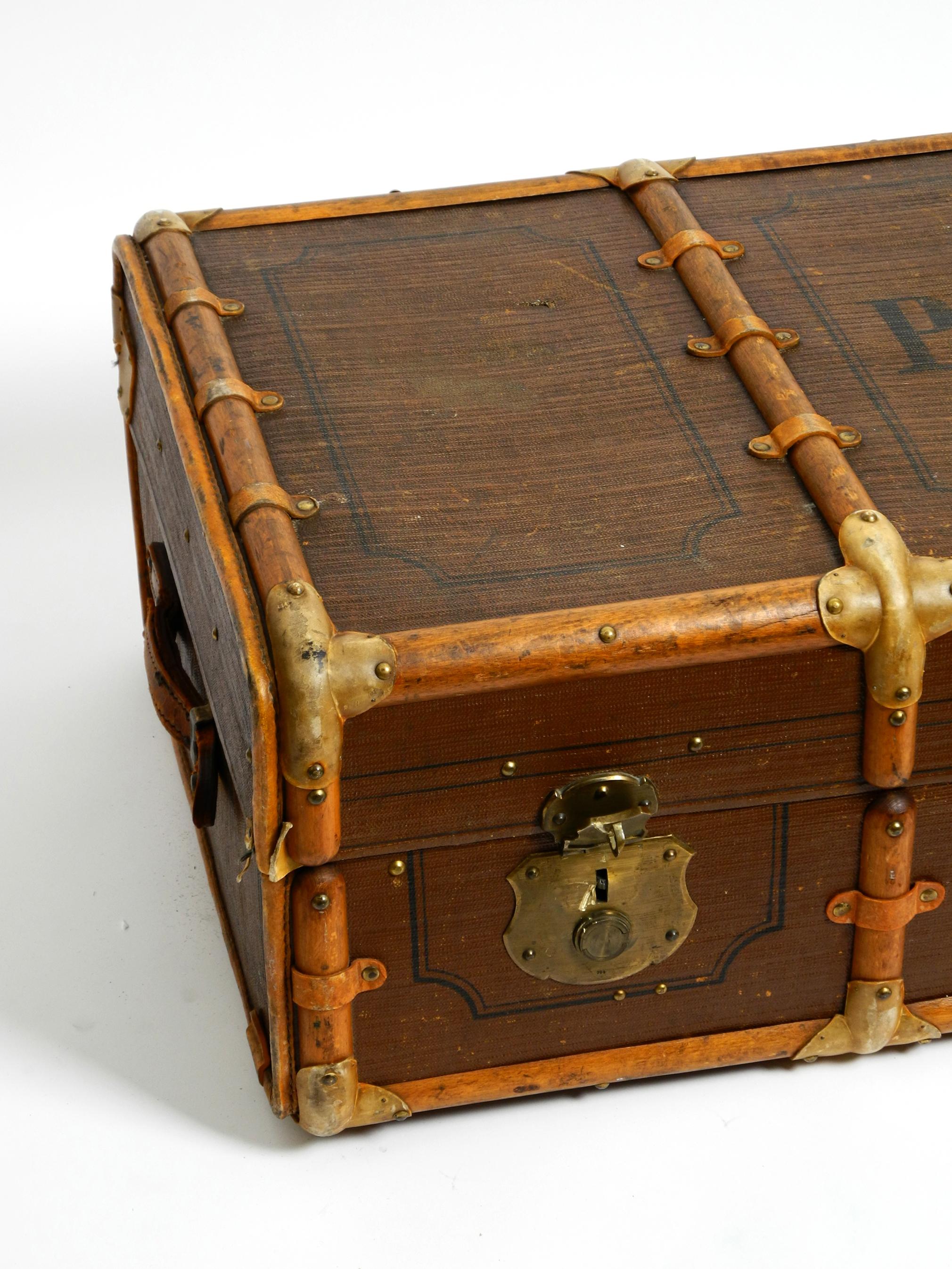Grande valise en bois des années 1920 en fantastique état pouvant être utilisée comme table basse en vente 2