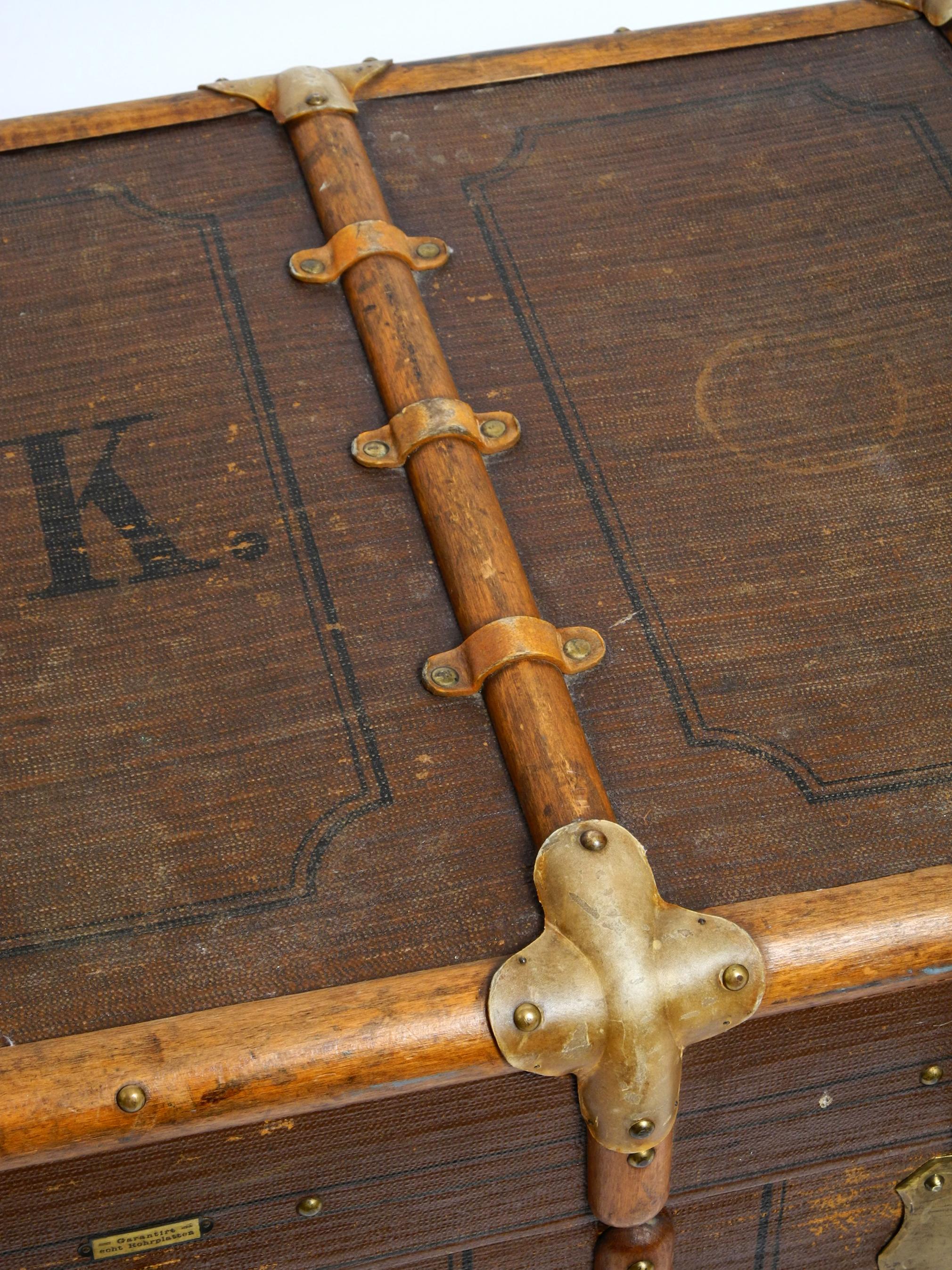 Grande valise en bois des années 1920 en fantastique état pouvant être utilisée comme table basse en vente 3