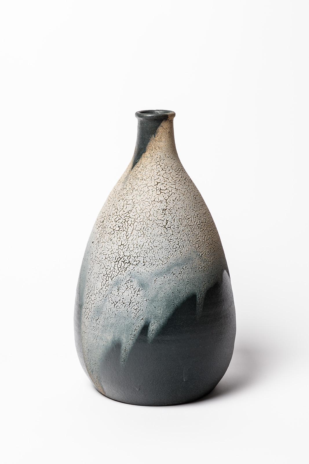 Jean Pointu

Elegante Keramikvase aus Steingut, realisiert um 1930

Vase aus Keramik im Art-Deco-Stil

Weiß/graue und grüne Keramikglasur mit Schlangenhaut-Effekt

Unter dem Sockel signiert.

Originaler perfekter Zustand.

Höhe 35
