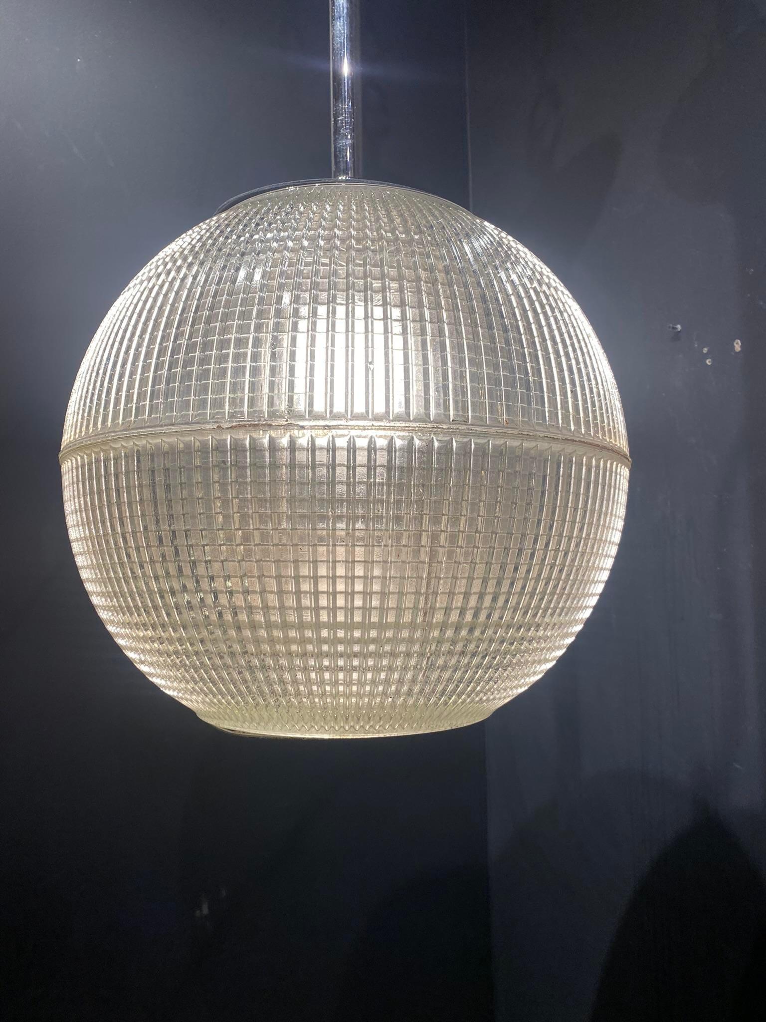 Una lámpara francesa de cristal moldeado de hacia 1930 con luz interior