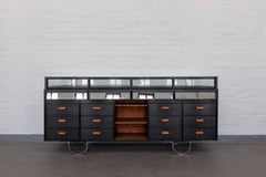 Große deutsche Vitrinentheke der 1930er Jahre mit Schubladen