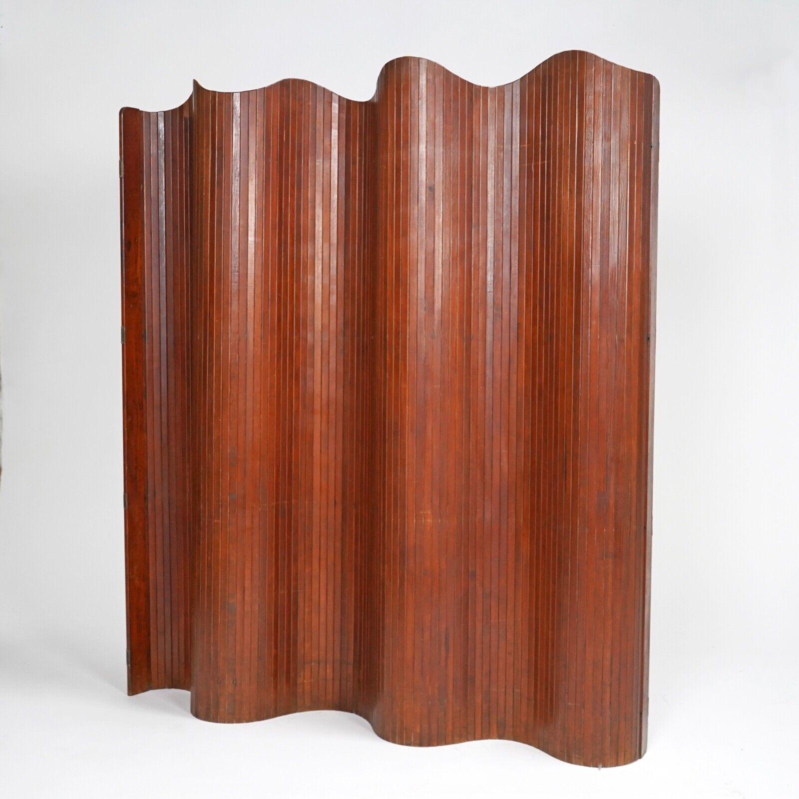 A original 1930s large Tambour screen attributed to Jomain Baumann. 
The screen has had its wire recently replaced so its working perfectly.
The original nameplate is missing but we believe it to be Baumann.
Made from pine.

Dimensions
Height