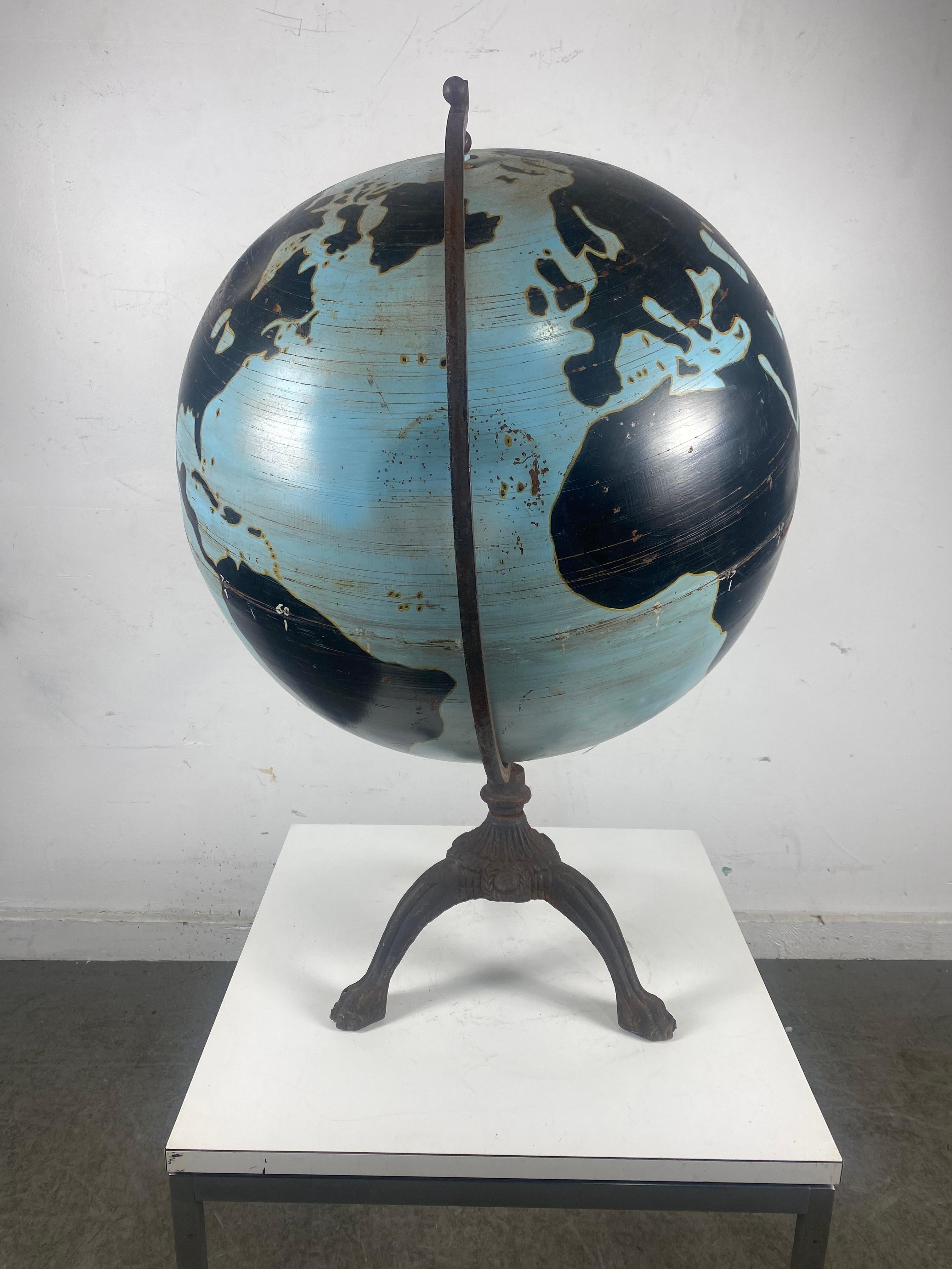 Art déco Grand globe mondial en acier et en fonte des années 1930, Denoyer Geppert en vente