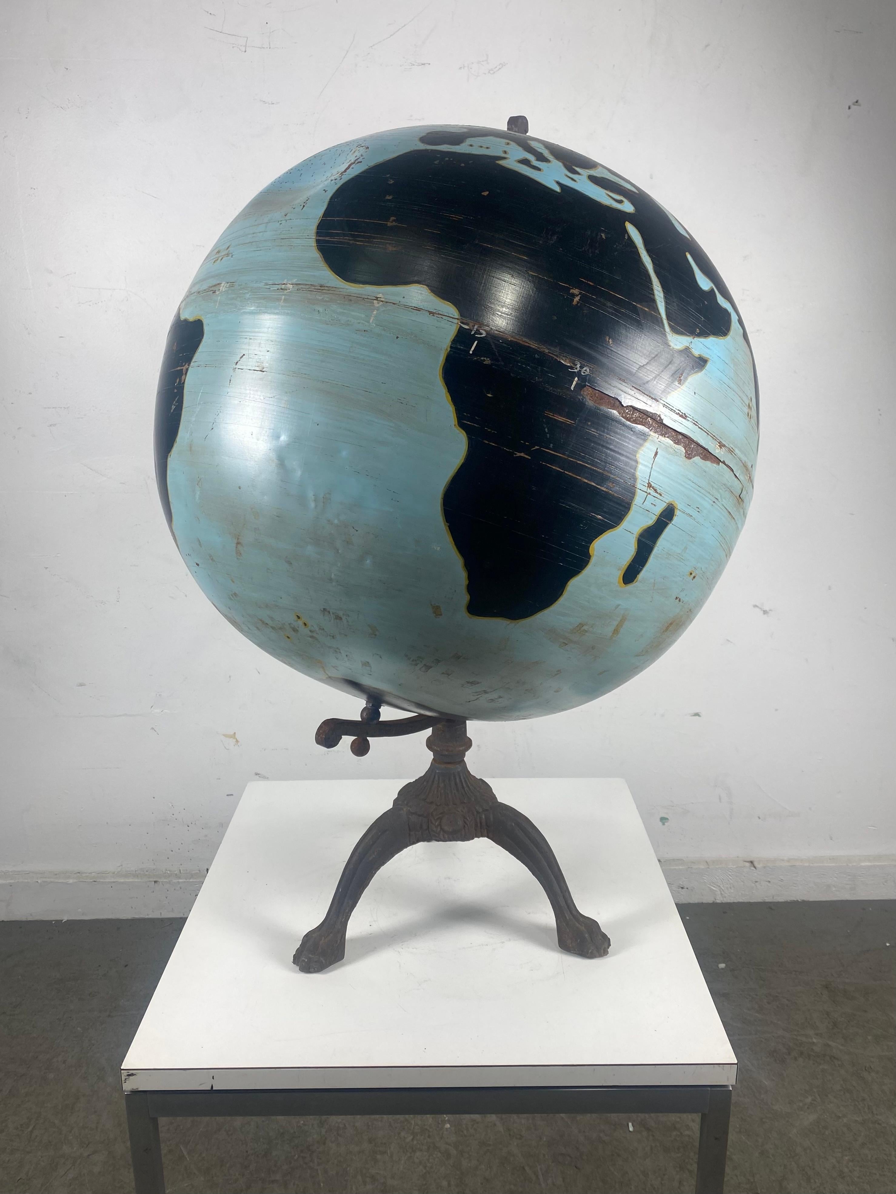 Américain Grand globe mondial en acier et en fonte des années 1930, Denoyer Geppert en vente