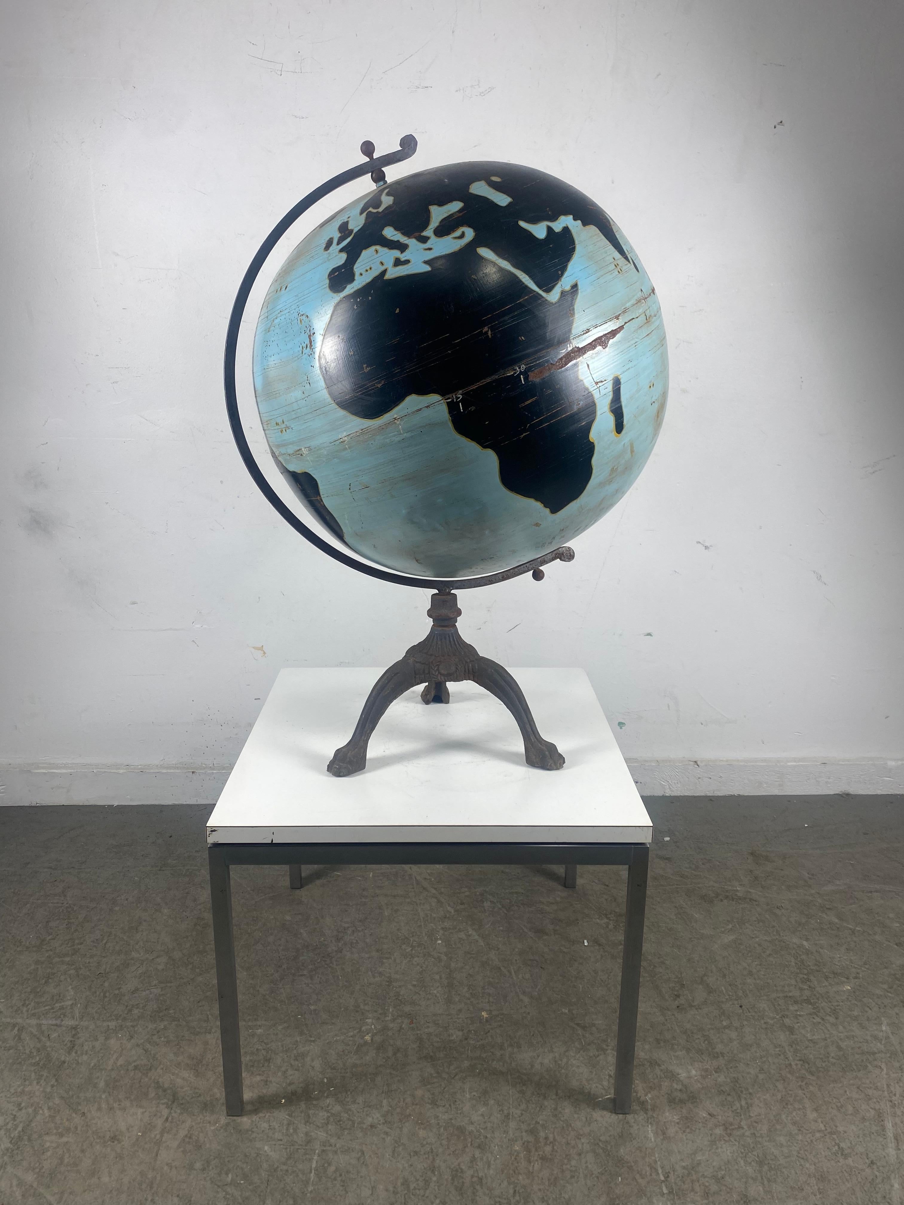 Grand globe mondial en acier et en fonte des années 1930, Denoyer Geppert État moyen - En vente à Buffalo, NY