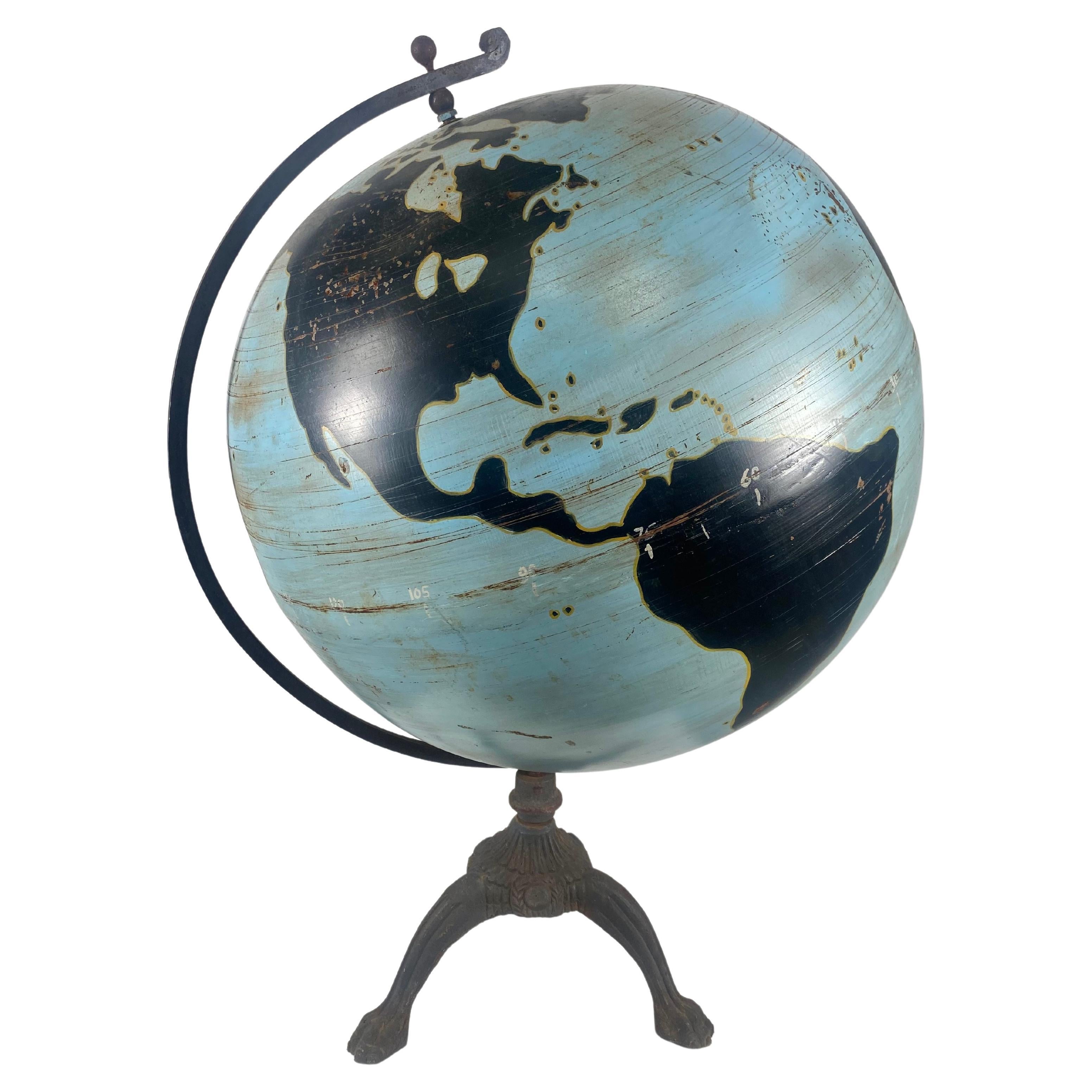 Grand globe mondial en acier et en fonte des années 1930, Denoyer Geppert en vente