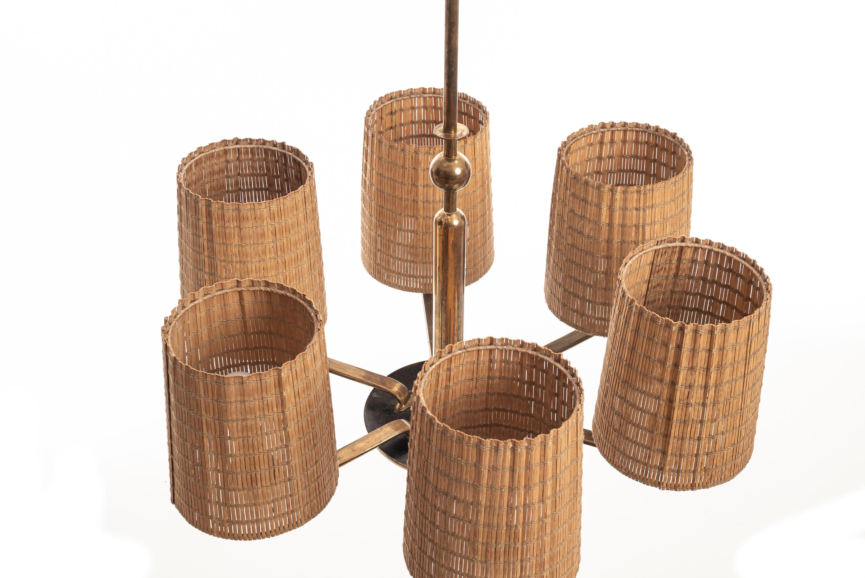 Große Messing-Hängeleuchte von Paavo Tynell, Taito als Hersteller, Schirme sind neuer, aus Holz.