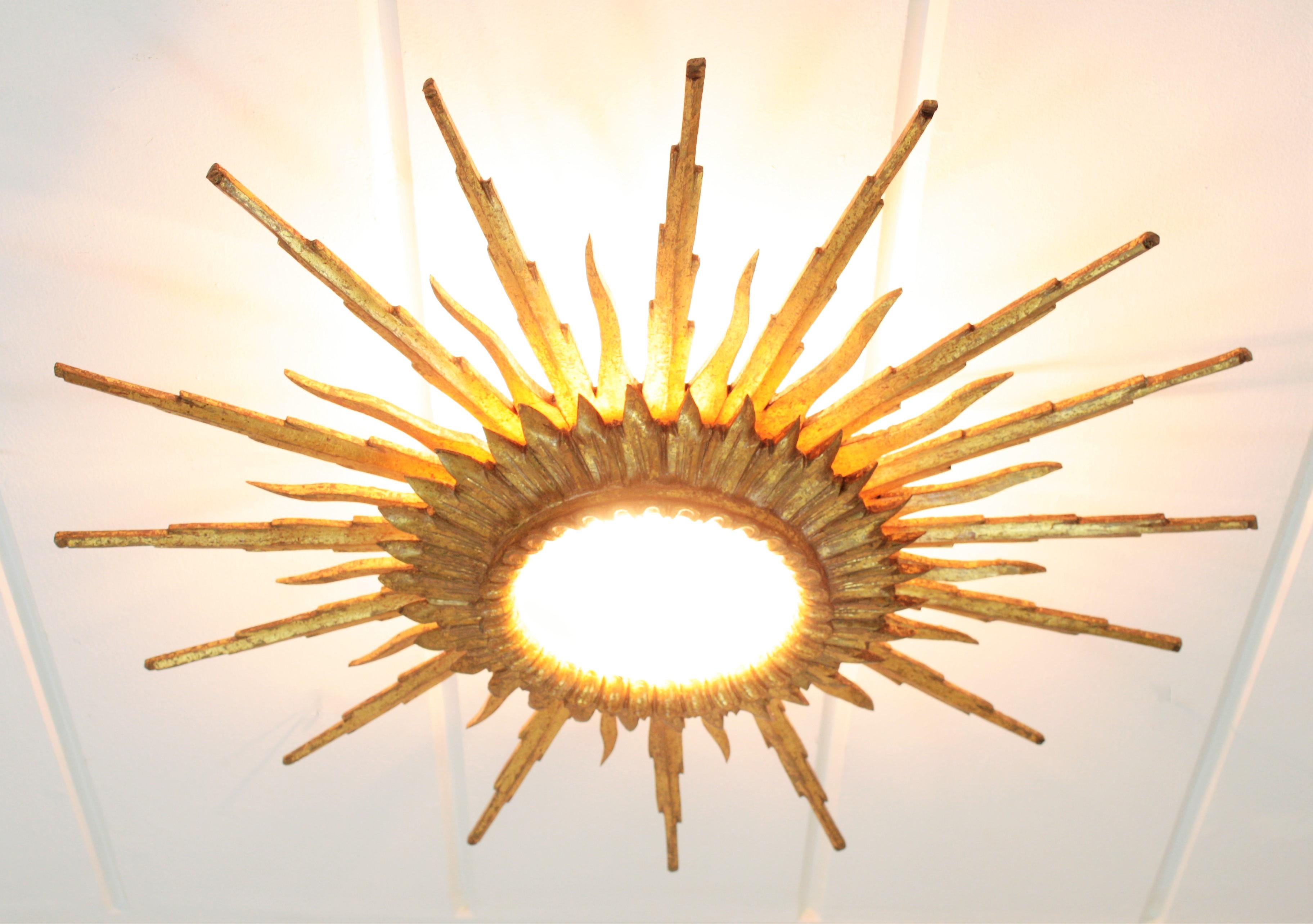 Large 1940s Baroque Gold Leaf Giltwood Sunburst Ceiling Light Fixture or Mirror In Excellent Condition In Barcelona, ES