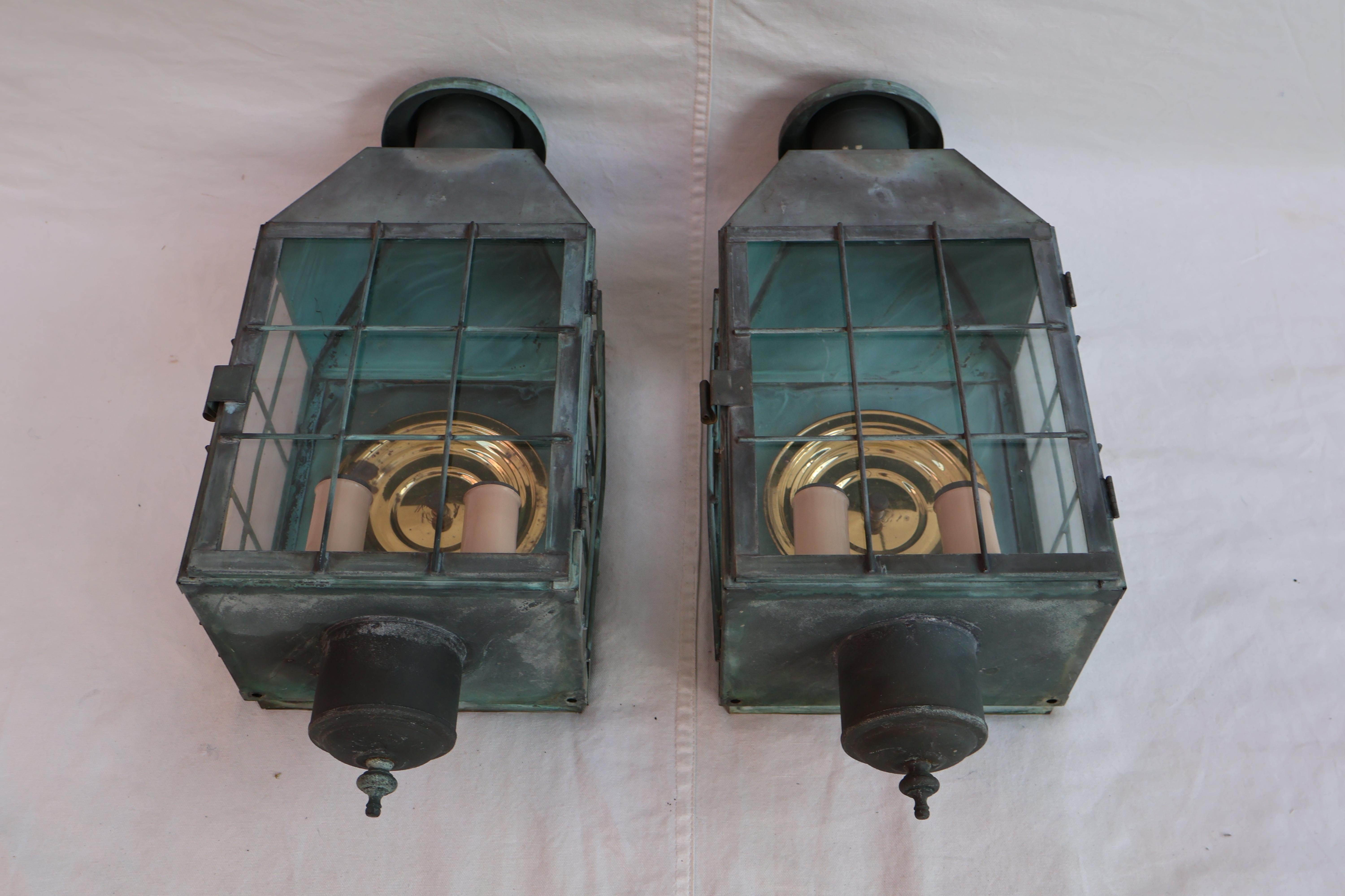 Un par de  Apliques de exterior de latón de 1940, también tenemos un par más pequeños