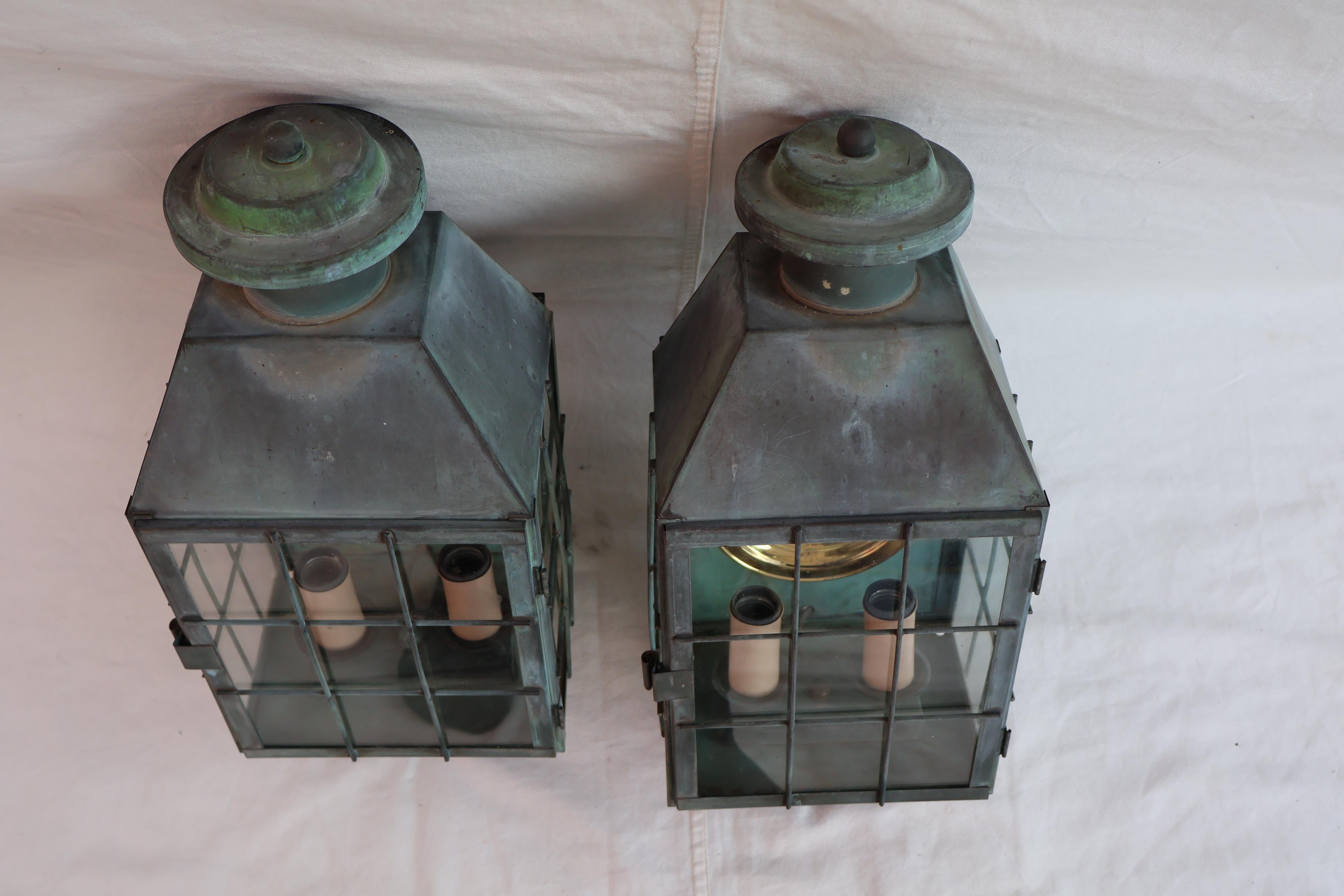 Grandes apliques de exterior de latón de los años 40 Estadounidense en venta