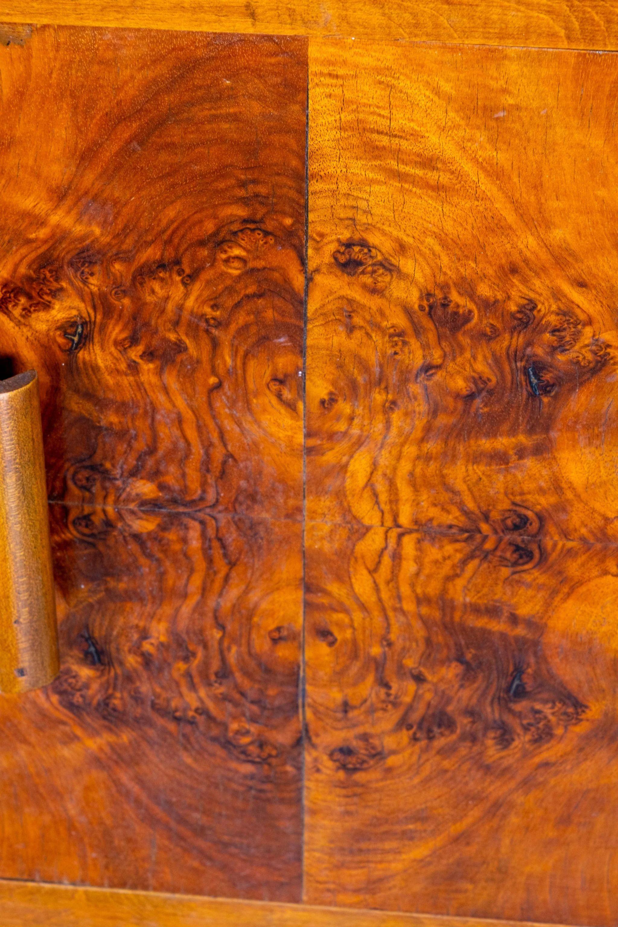 Large 1940s Burled Wood Italian Buffet + Hutch en venta 4