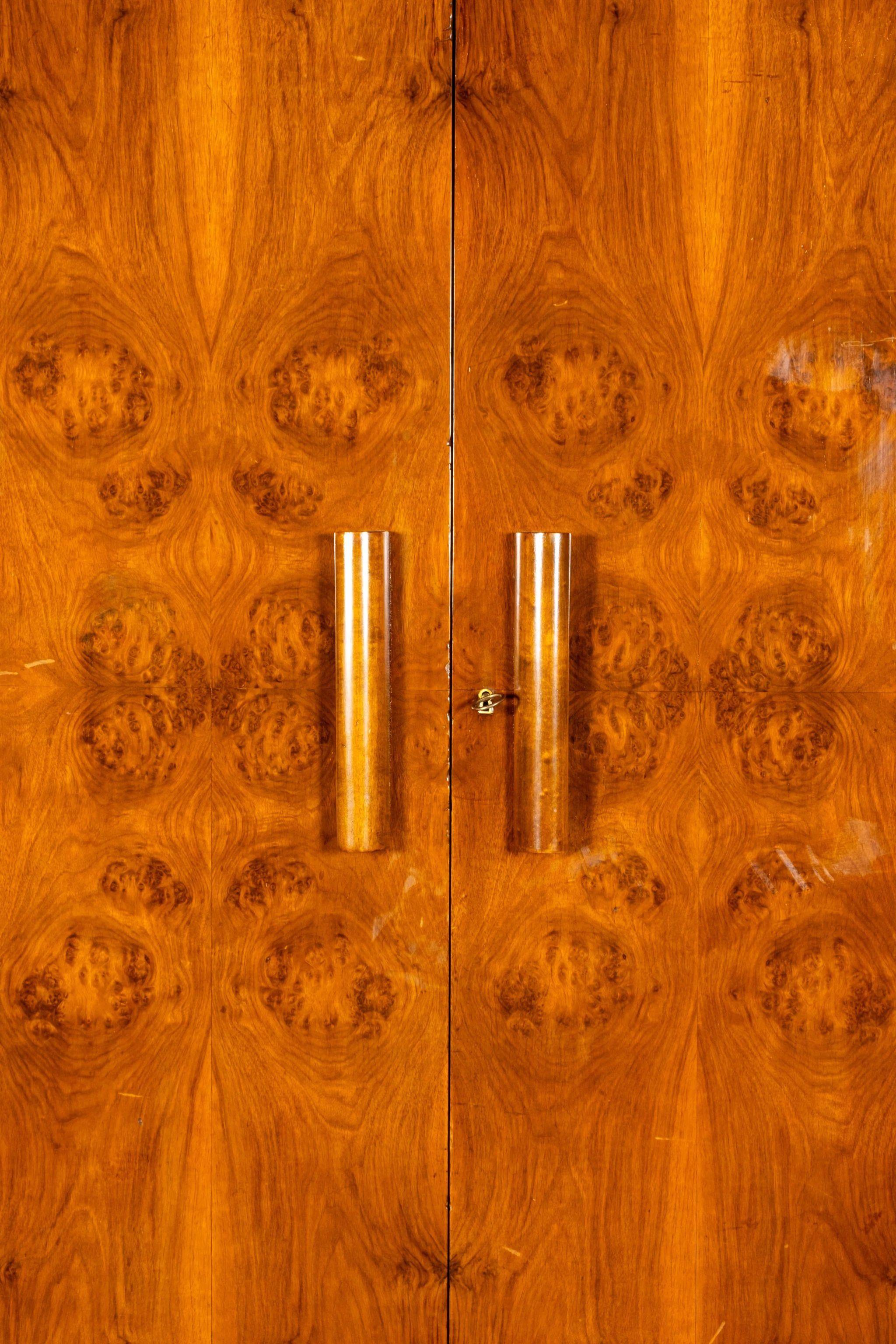 Large 1940s Burled Wood Italian Buffet + Hutch Art Decó en venta