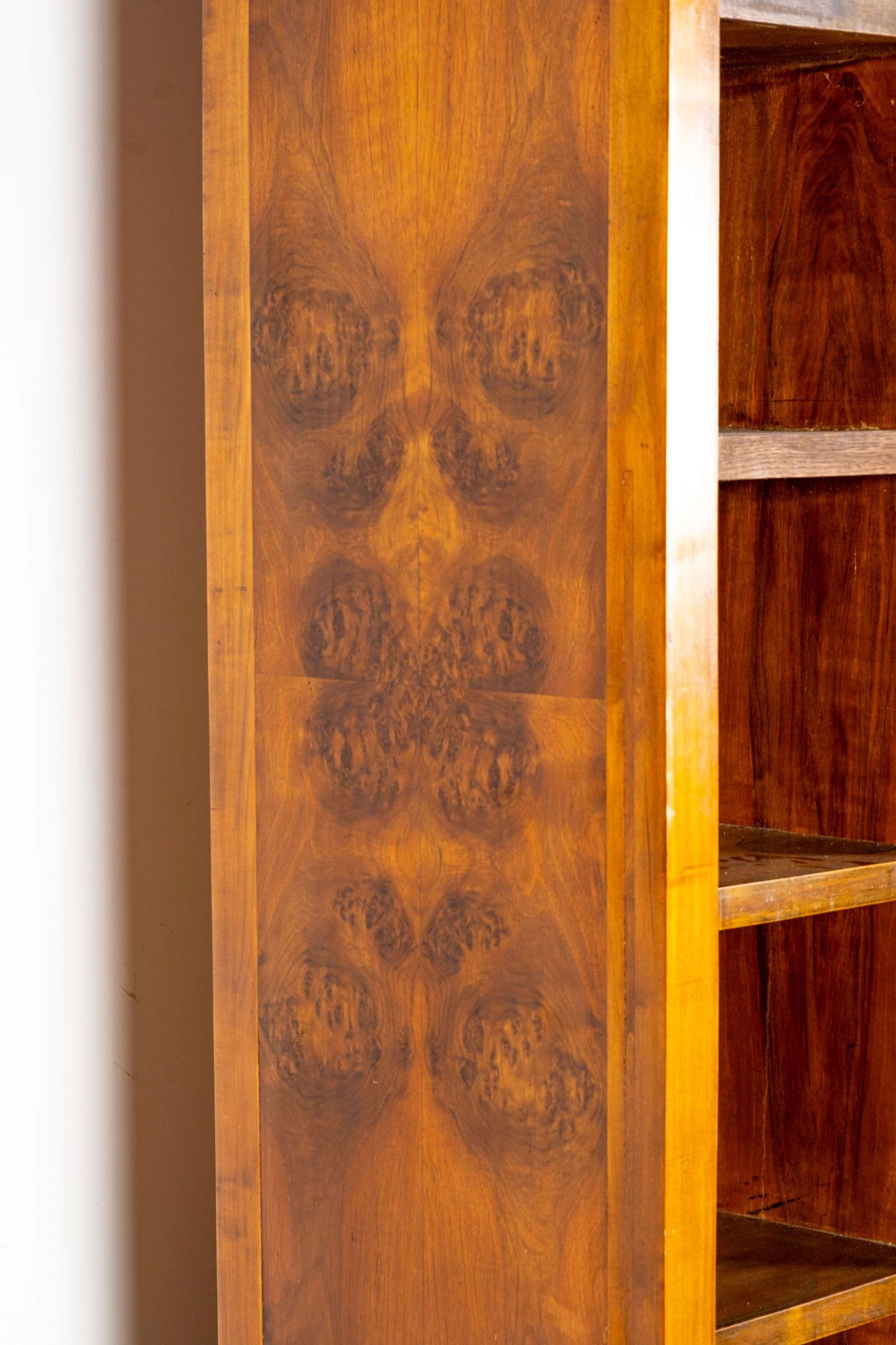 Large 1940s Burled Wood Italian Buffet + Hutch Italiano en venta