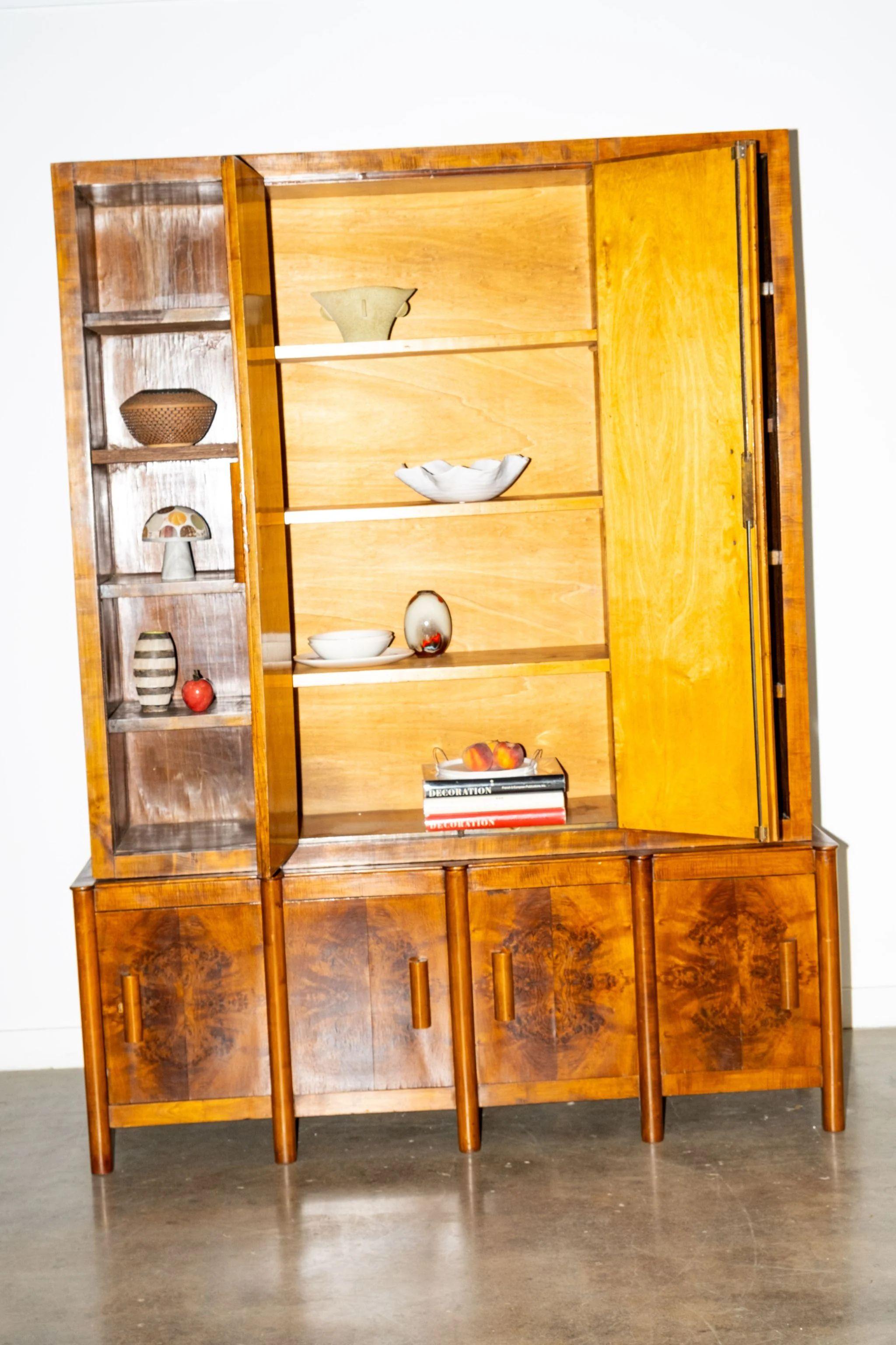 Large 1940s Burled Wood Italian Buffet + Hutch en Bueno estado para la venta en Toronto, CA